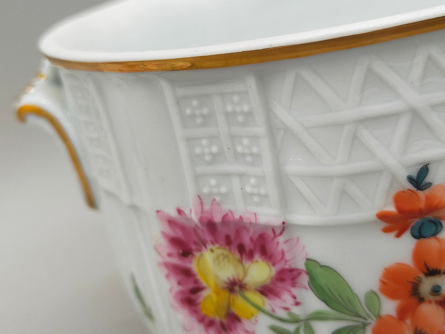 Dresden Porzellan Deckeldose – Handbemalt, floral & Goldfarberand