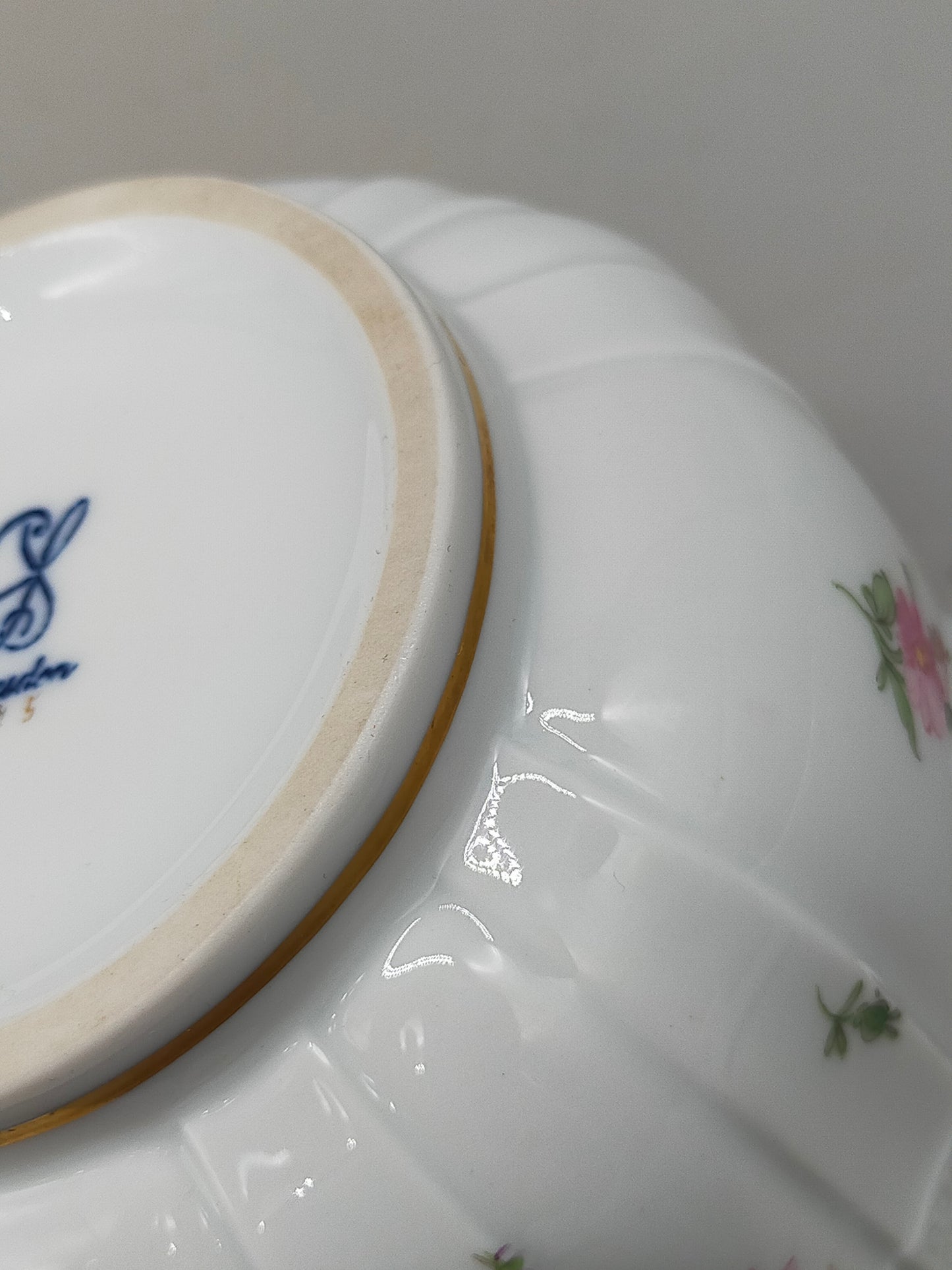 Dresden Porzellan Deckeldose – Handbemalt, floral & Goldfarberand