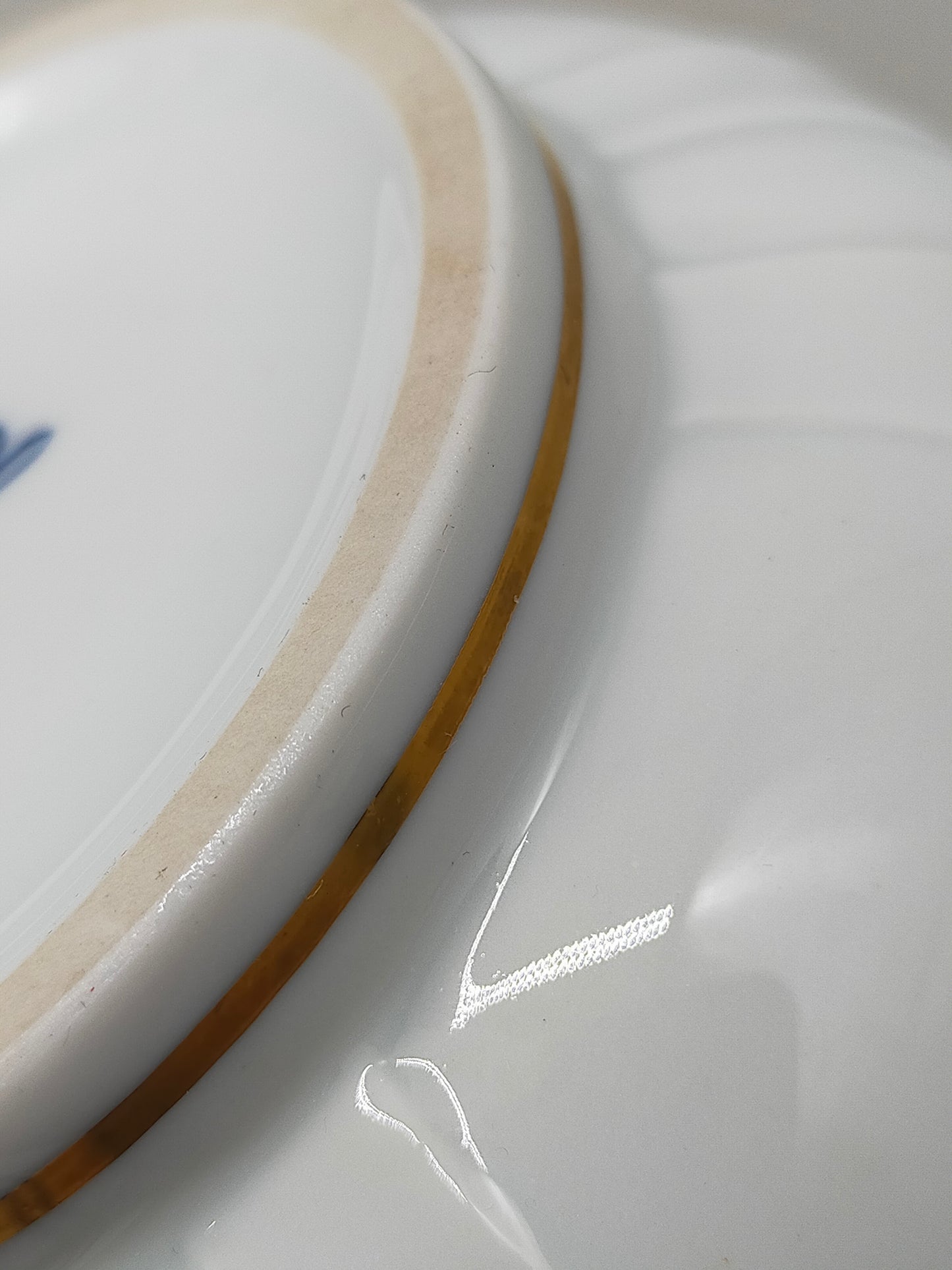 Dresden Porzellan Deckeldose – Handbemalt, floral & Goldfarberand