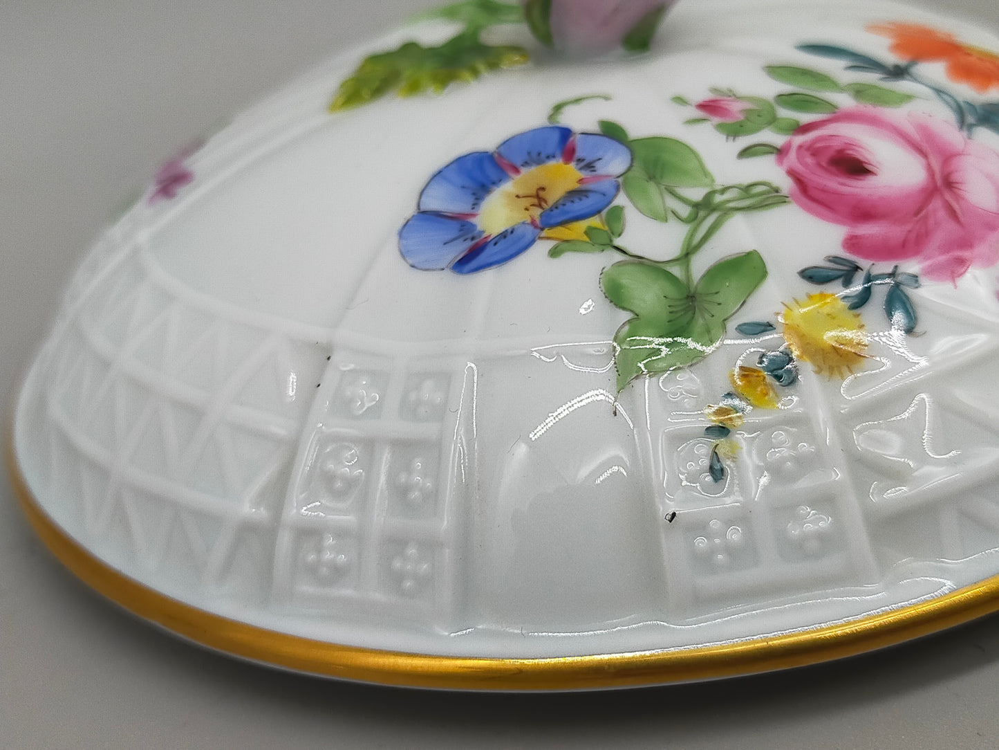 Dresden Porzellan Deckeldose – Handbemalt, floral & Goldfarberand