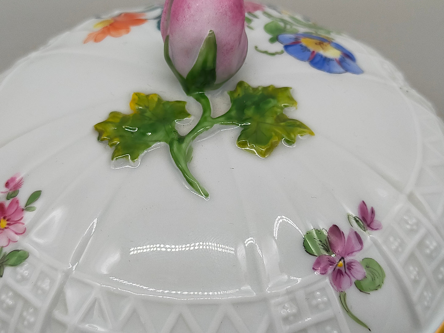 Dresden Porzellan Deckeldose – Handbemalt, floral & Goldfarberand