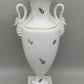 Prachtvolle Dresden Porzellan Schwanenhenkel Vase – Handbemaltes Blumendekor