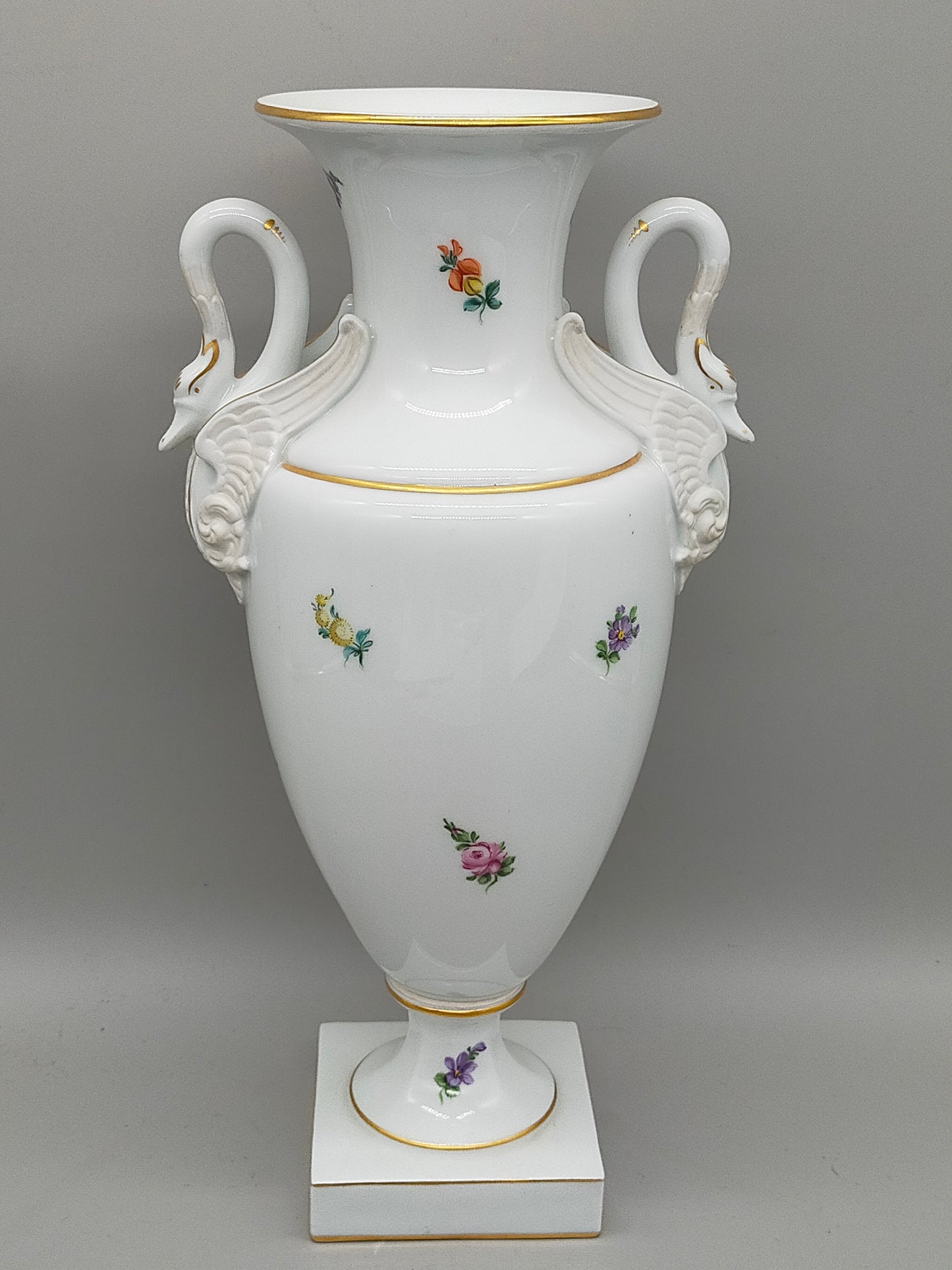 Prachtvolle Dresden Porzellan Schwanenhenkel Vase – Handbemaltes Blumendekor