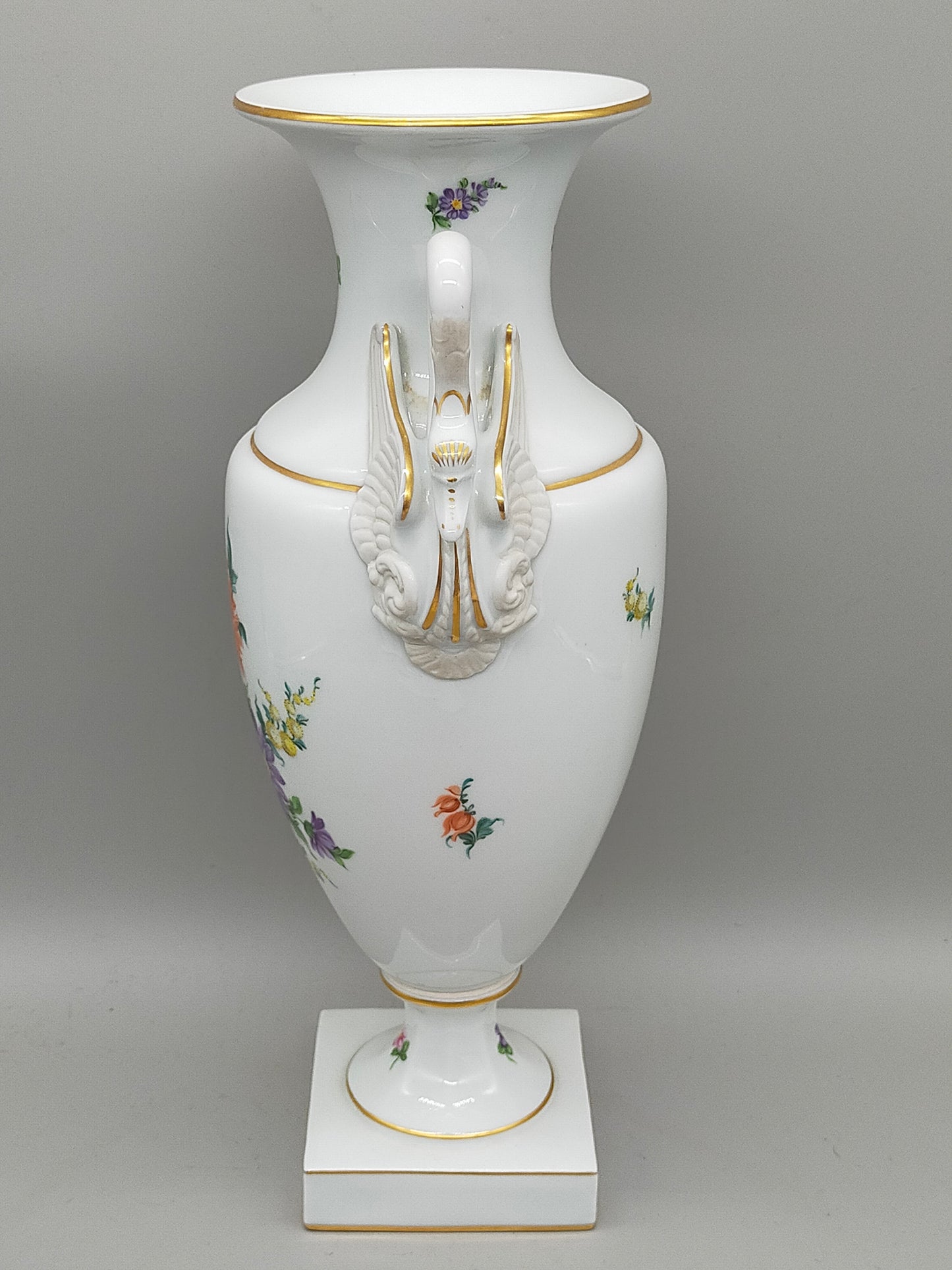 Prachtvolle Dresden Porzellan Schwanenhenkel Vase – Handbemaltes Blumendekor