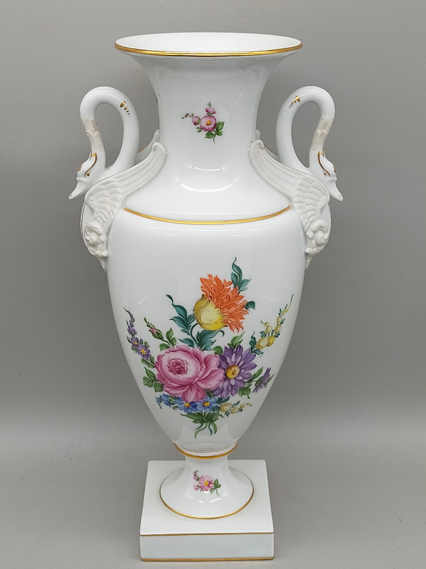 Prachtvolle Dresden Porzellan Schwanenhenkel Vase – Handbemaltes Blumendekor