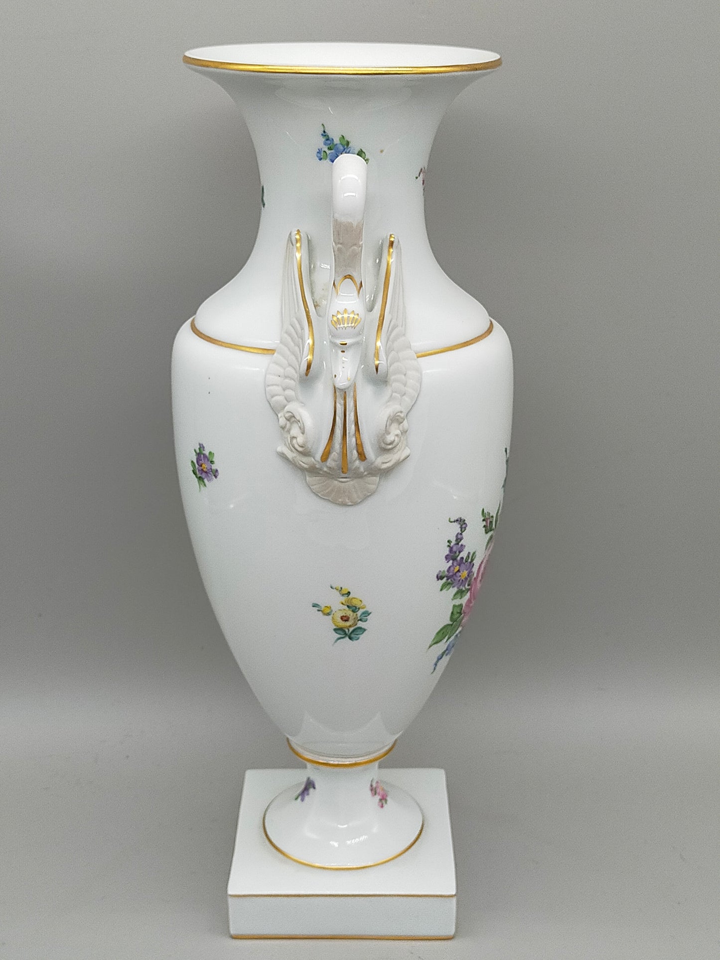 Prachtvolle Dresden Porzellan Schwanenhenkel Vase – Handbemaltes Blumendekor