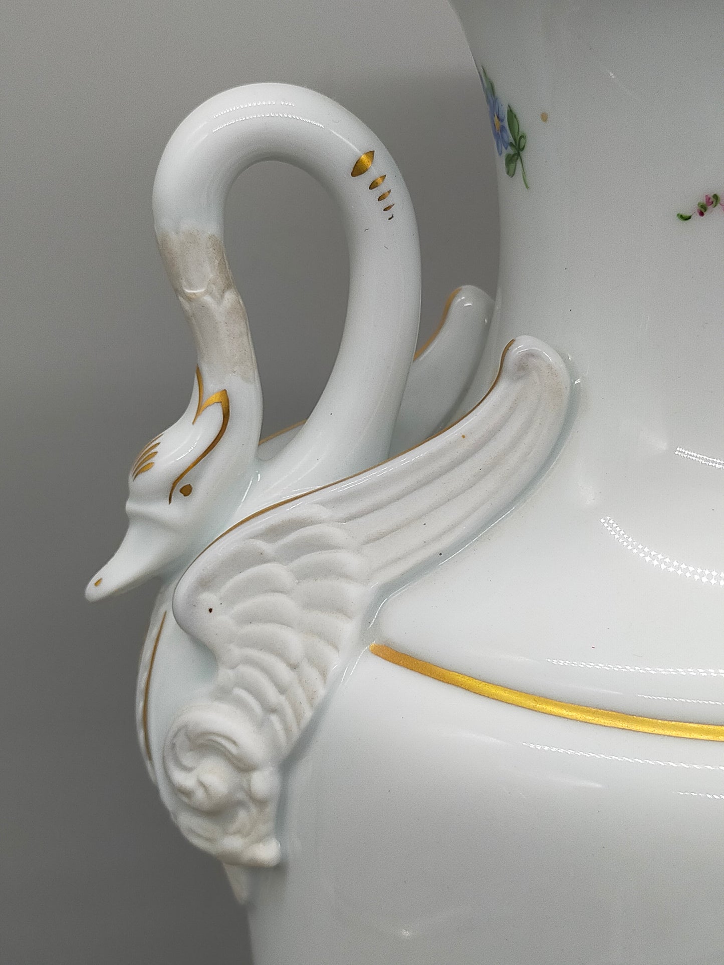 Prachtvolle Dresden Porzellan Schwanenhenkel Vase – Handbemaltes Blumendekor