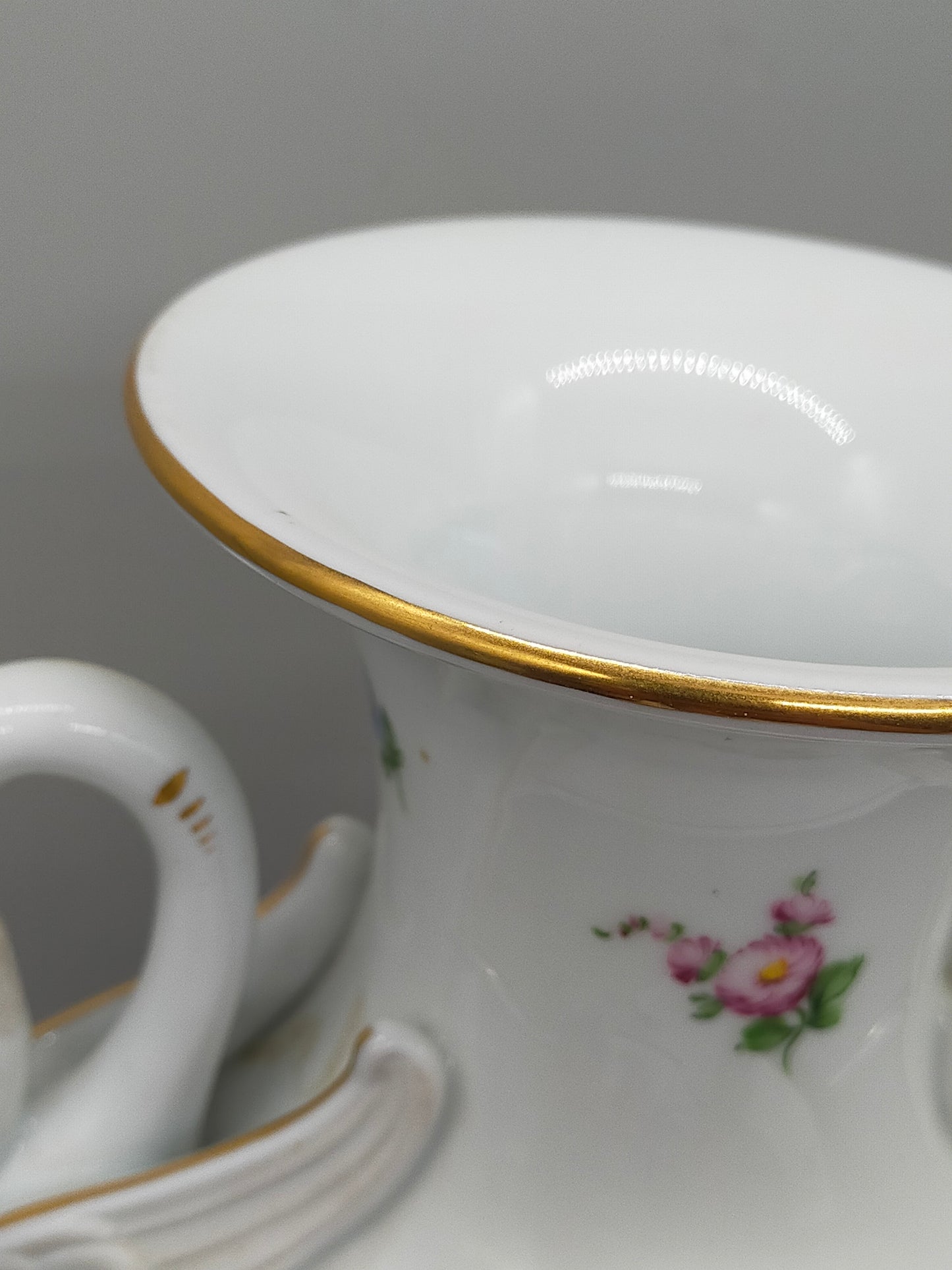 Prachtvolle Dresden Porzellan Schwanenhenkel Vase – Handbemaltes Blumendekor