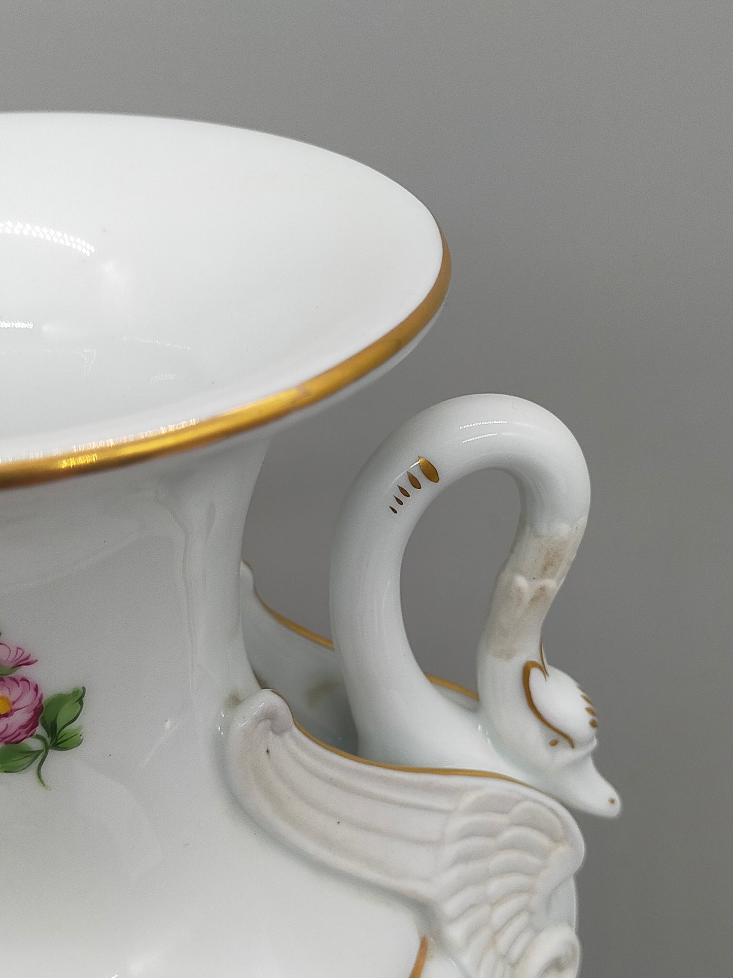 Prachtvolle Dresden Porzellan Schwanenhenkel Vase – Handbemaltes Blumendekor