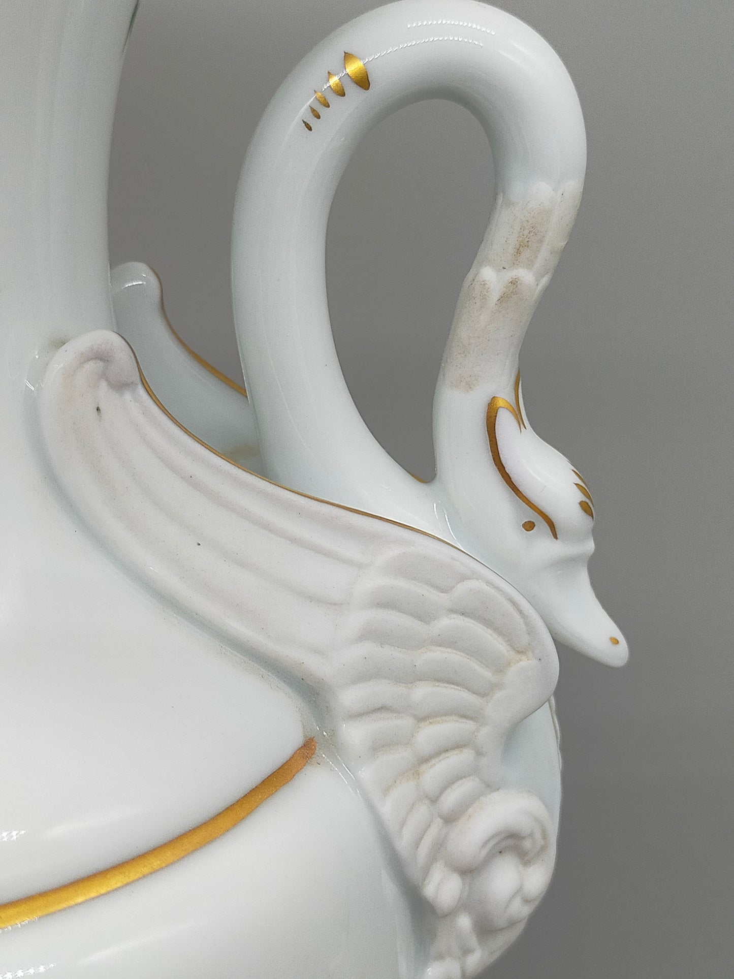 Prachtvolle Dresden Porzellan Schwanenhenkel Vase – Handbemaltes Blumendekor