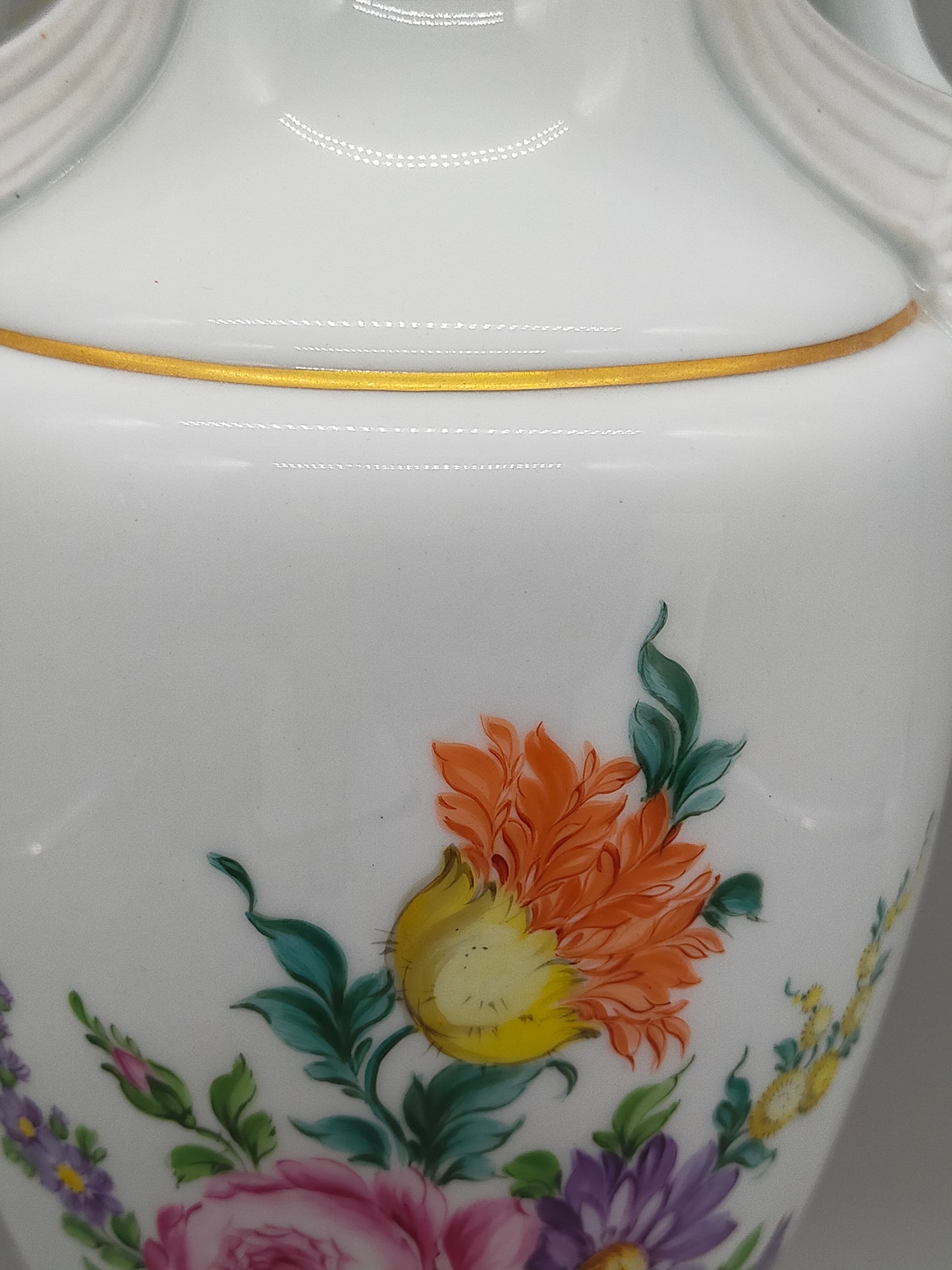 Prachtvolle Dresden Porzellan Schwanenhenkel Vase – Handbemaltes Blumendekor