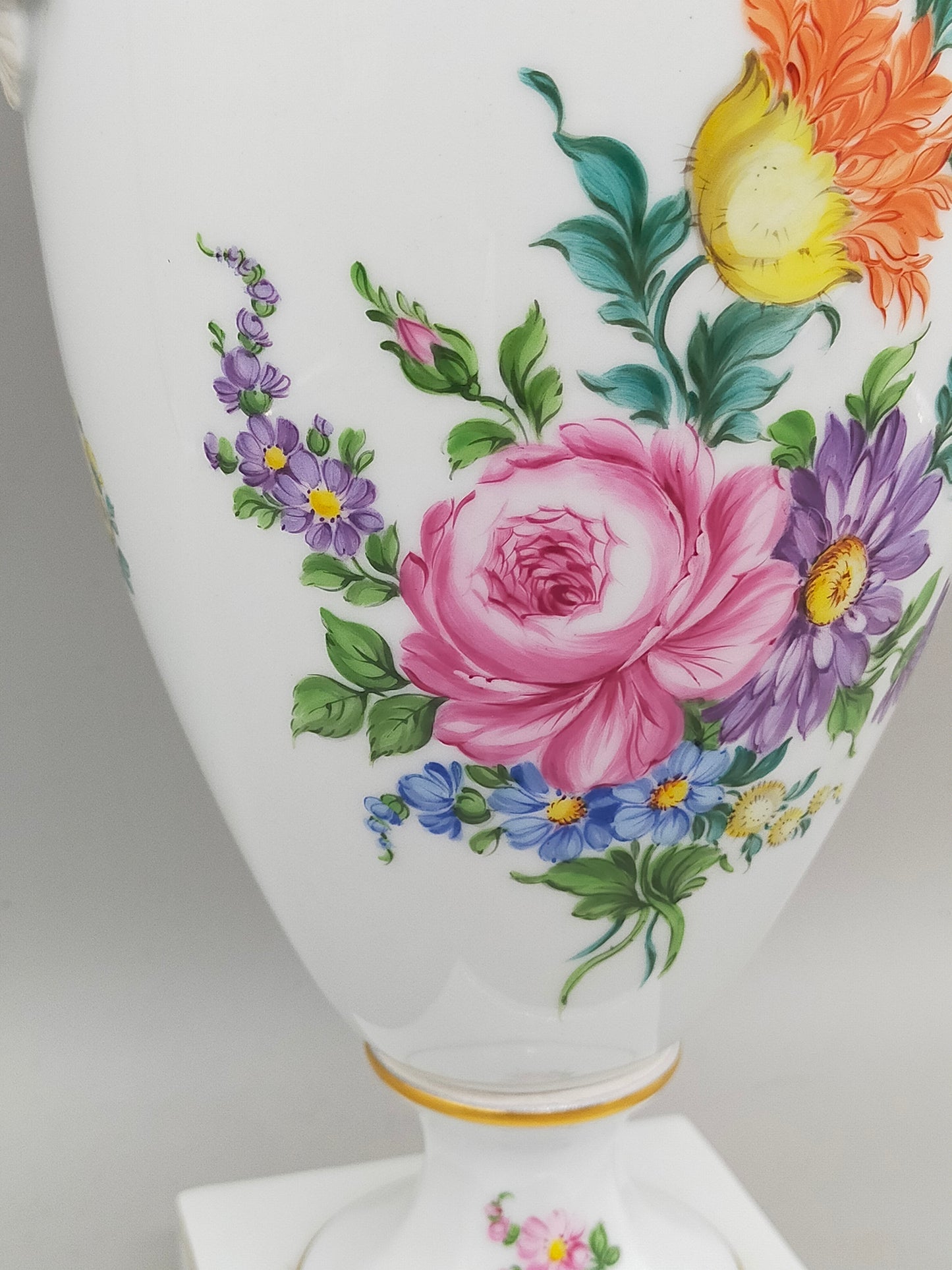 Prachtvolle Dresden Porzellan Schwanenhenkel Vase – Handbemaltes Blumendekor