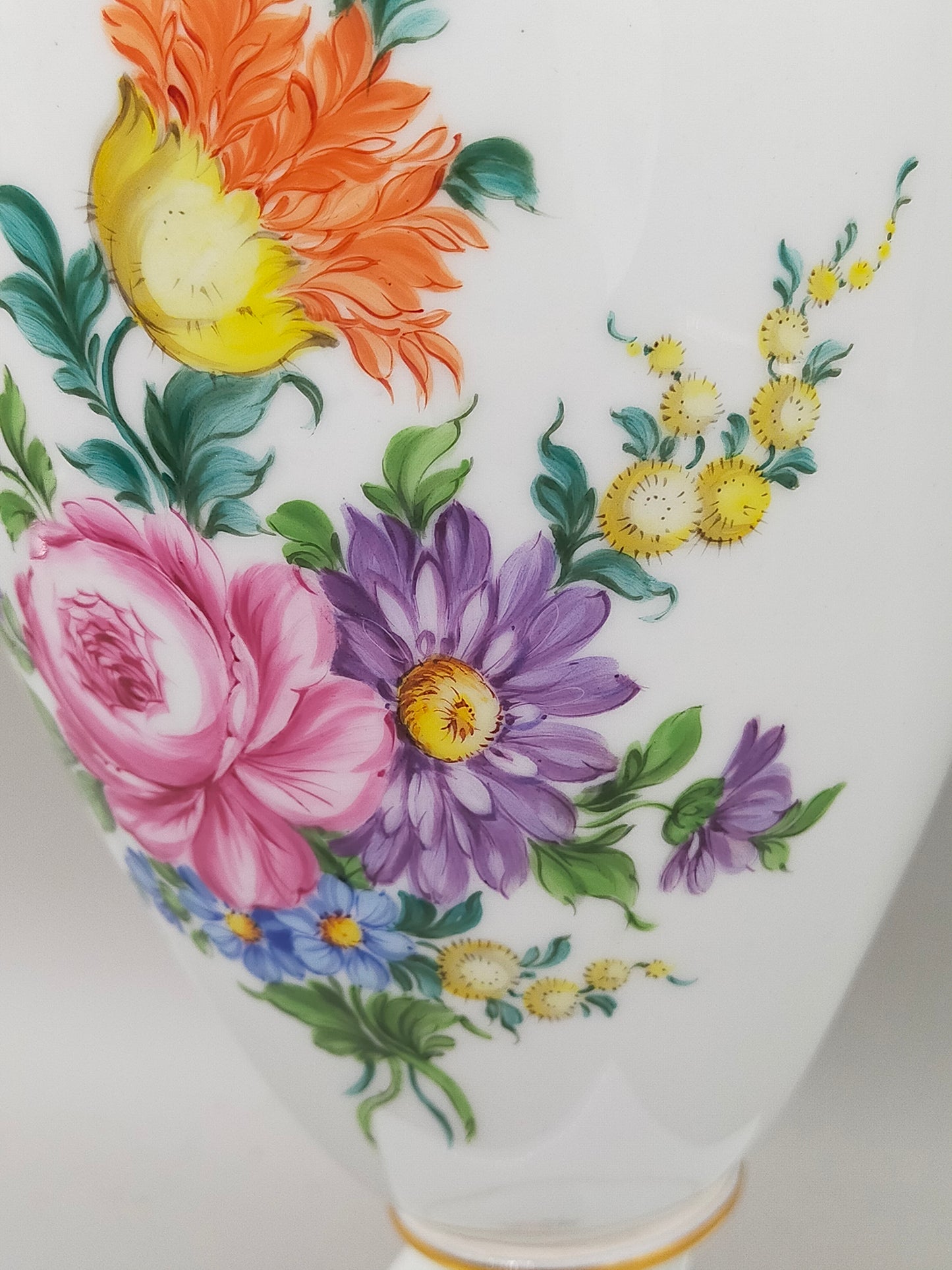 Prachtvolle Dresden Porzellan Schwanenhenkel Vase – Handbemaltes Blumendekor