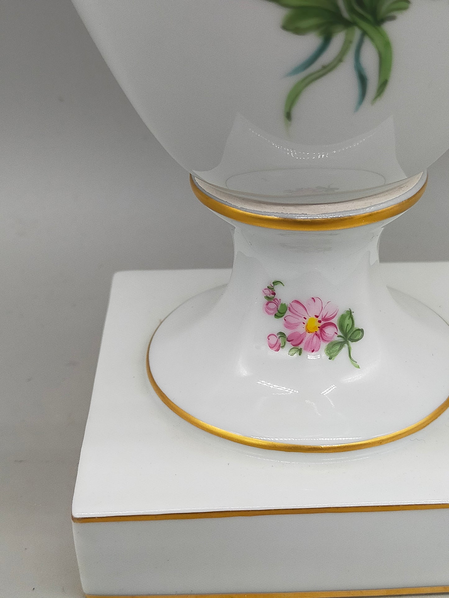 Prachtvolle Dresden Porzellan Schwanenhenkel Vase – Handbemaltes Blumendekor
