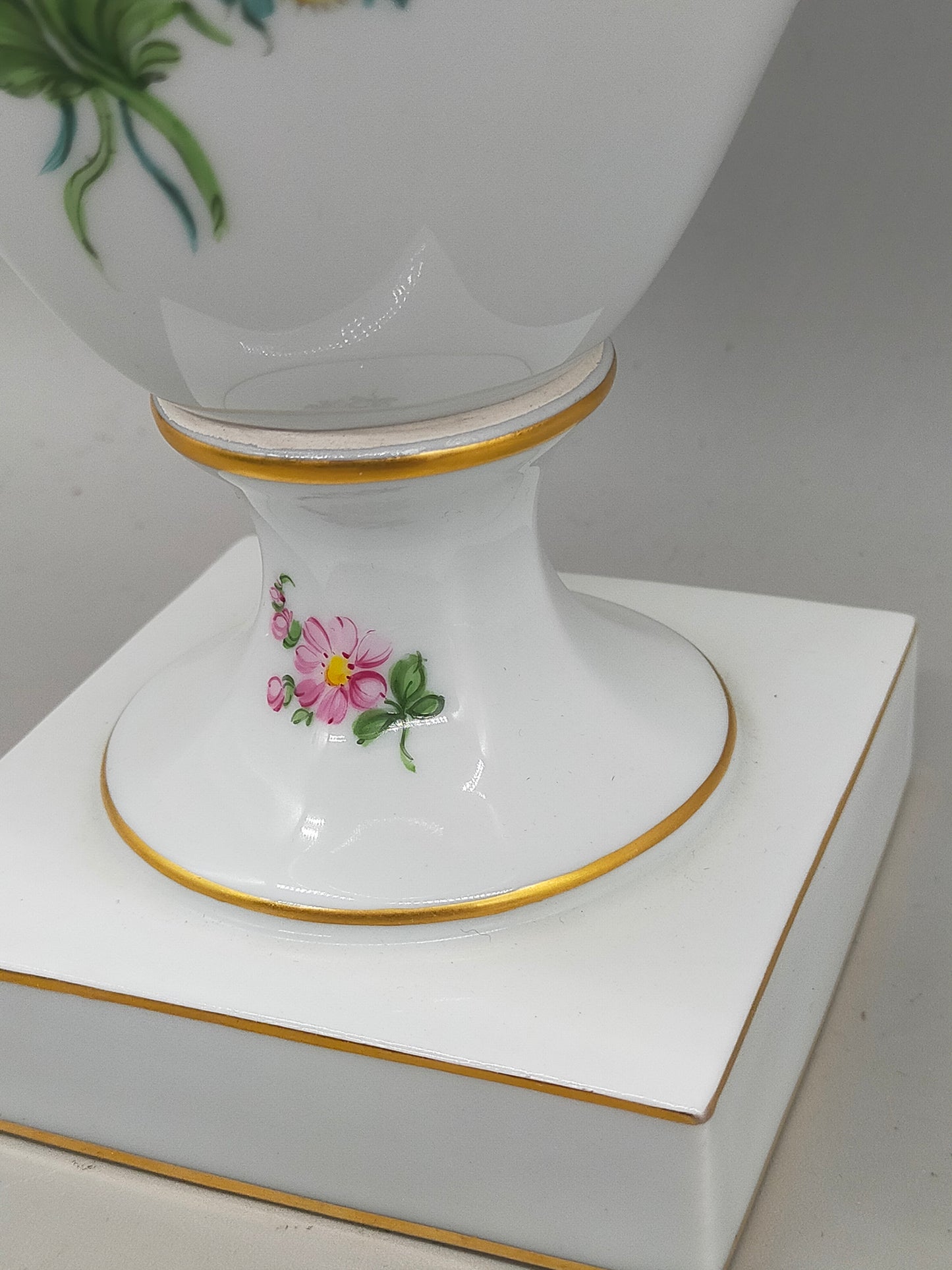 Prachtvolle Dresden Porzellan Schwanenhenkel Vase – Handbemaltes Blumendekor