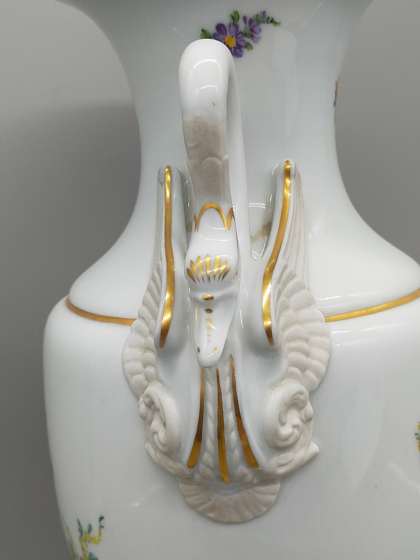 Prachtvolle Dresden Porzellan Schwanenhenkel Vase – Handbemaltes Blumendekor