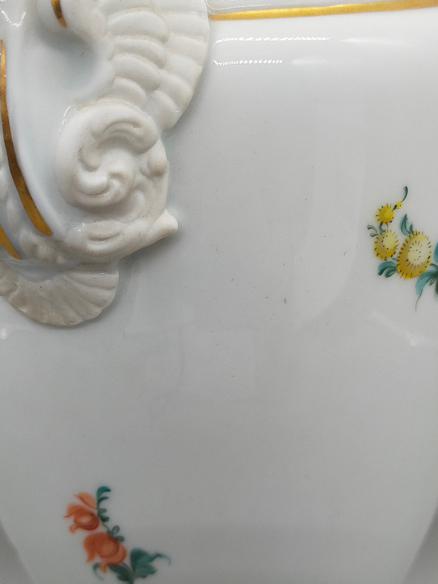 Prachtvolle Dresden Porzellan Schwanenhenkel Vase – Handbemaltes Blumendekor