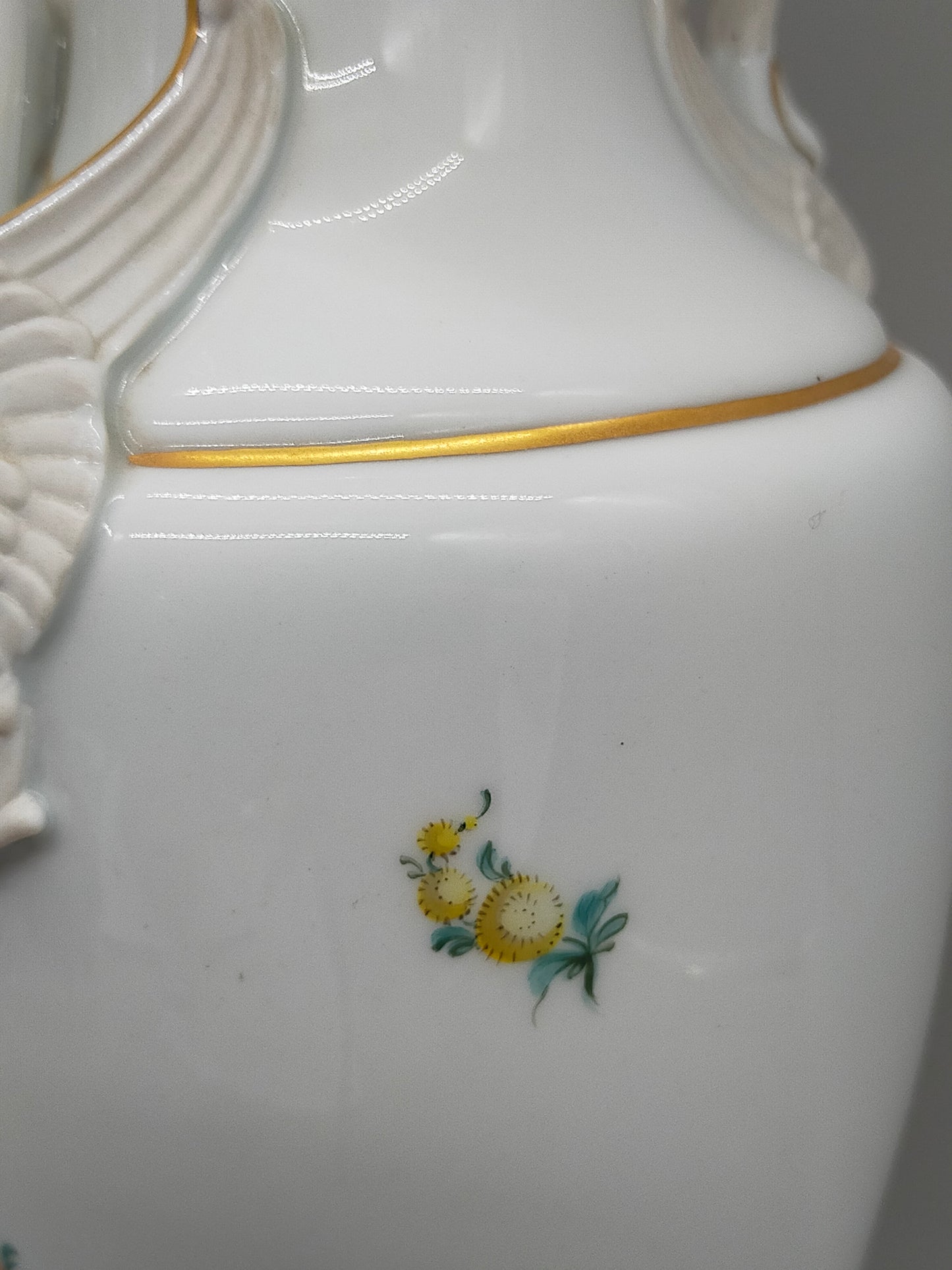 Prachtvolle Dresden Porzellan Schwanenhenkel Vase – Handbemaltes Blumendekor