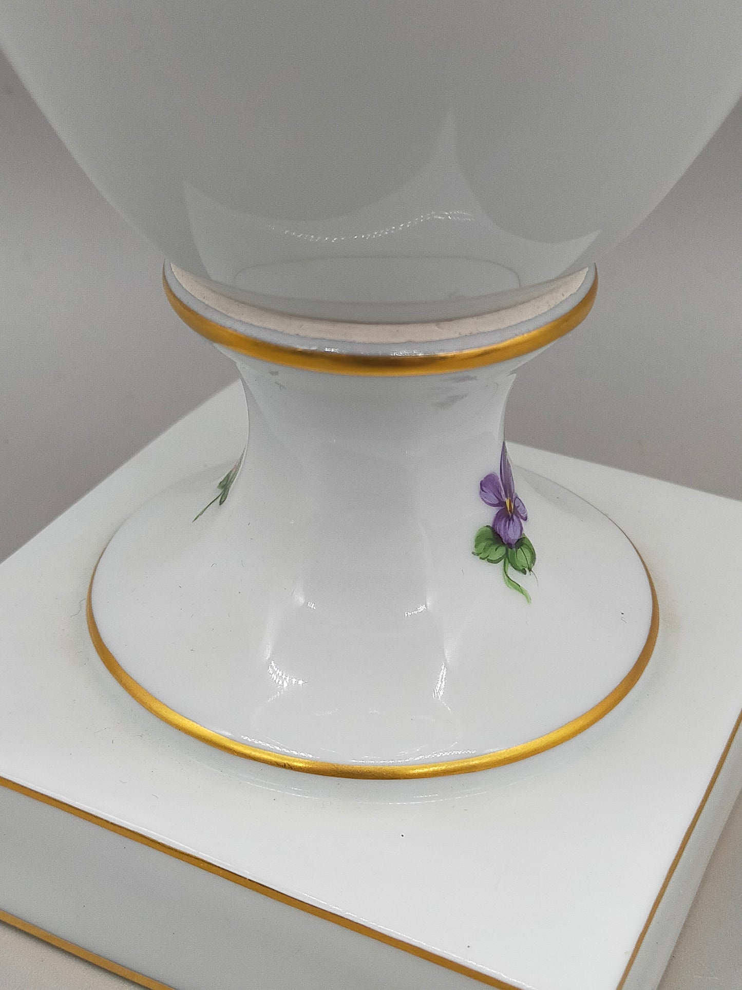 Prachtvolle Dresden Porzellan Schwanenhenkel Vase – Handbemaltes Blumendekor