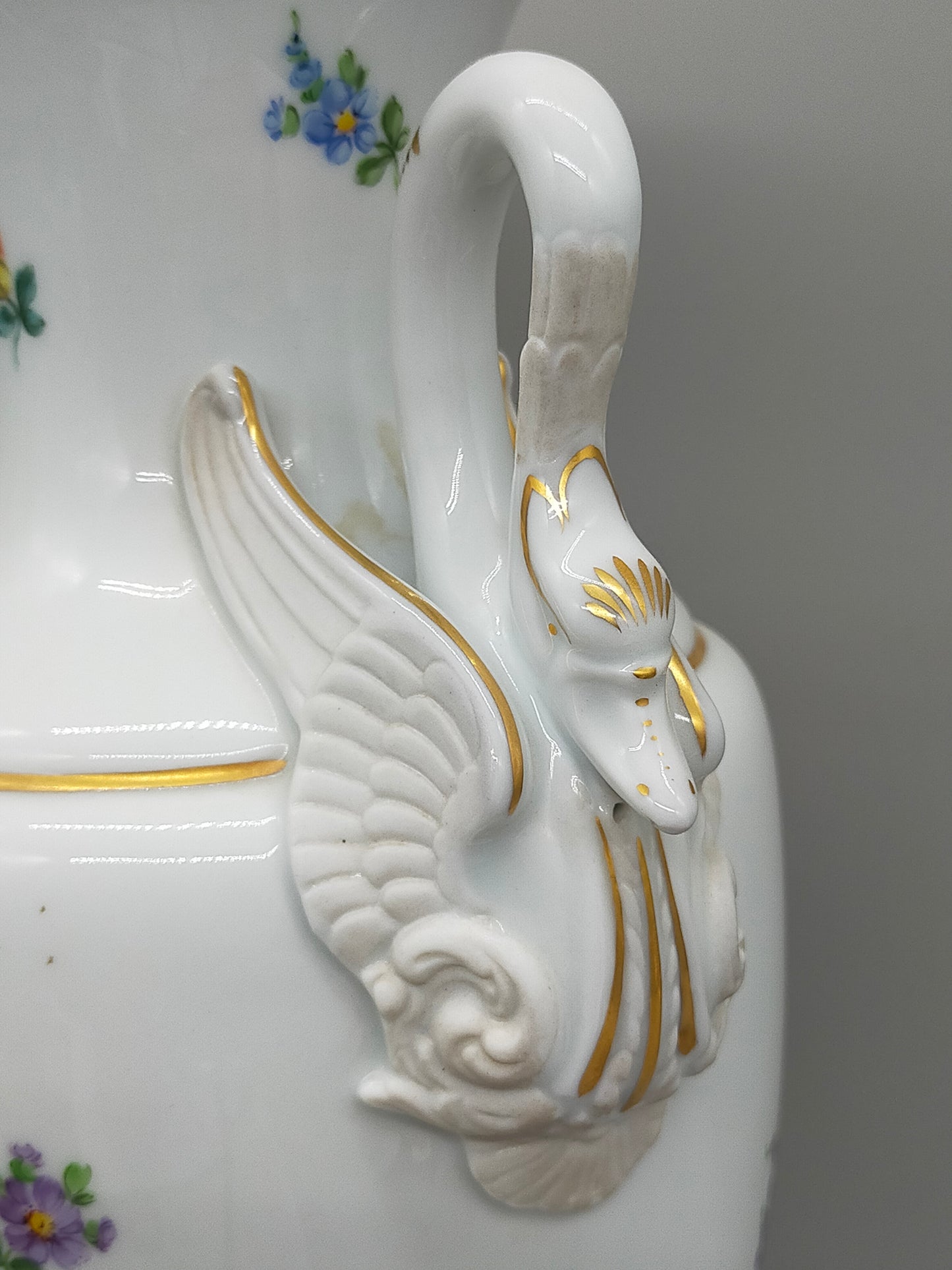 Prachtvolle Dresden Porzellan Schwanenhenkel Vase – Handbemaltes Blumendekor