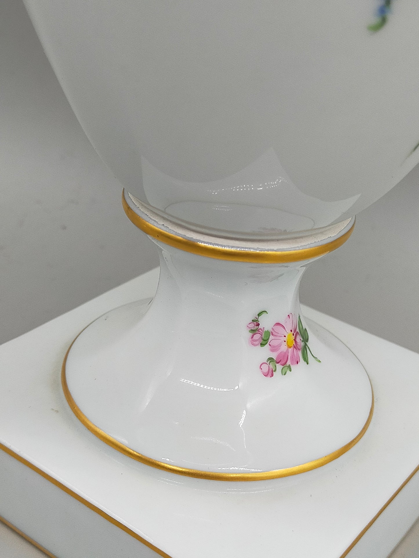 Prachtvolle Dresden Porzellan Schwanenhenkel Vase – Handbemaltes Blumendekor