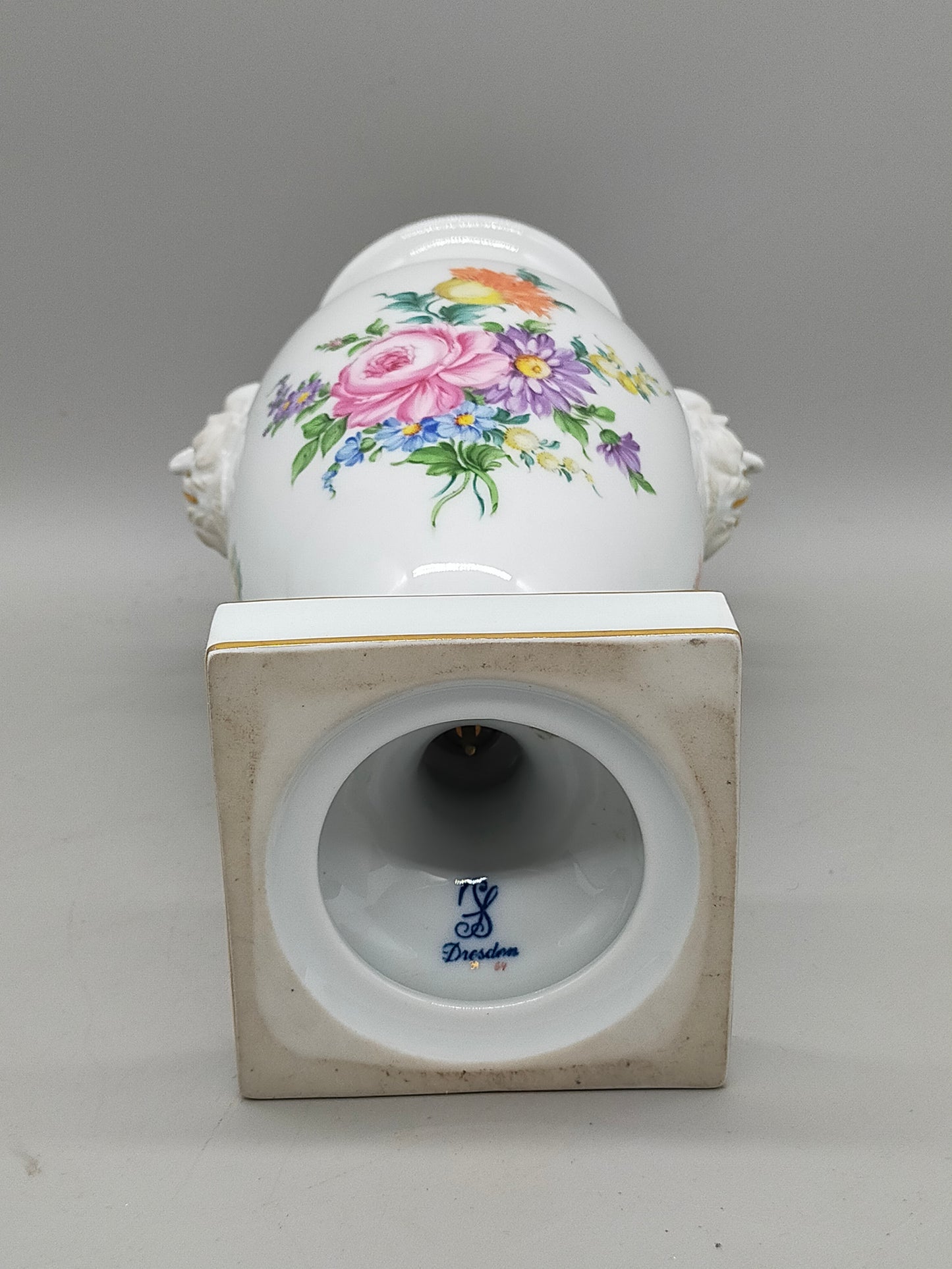 Prachtvolle Dresden Porzellan Schwanenhenkel Vase – Handbemaltes Blumendekor