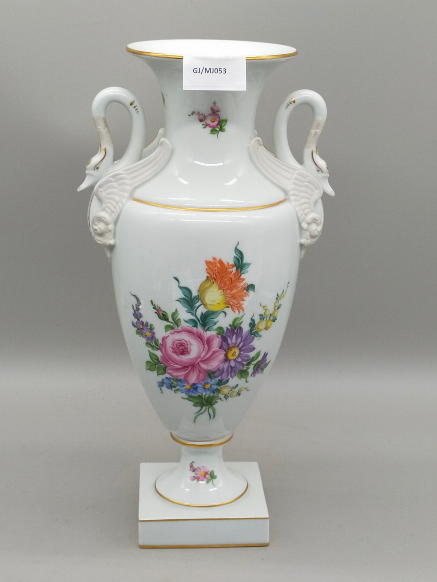 Prachtvolle Dresden Porzellan Schwanenhenkel Vase – Handbemaltes Blumendekor