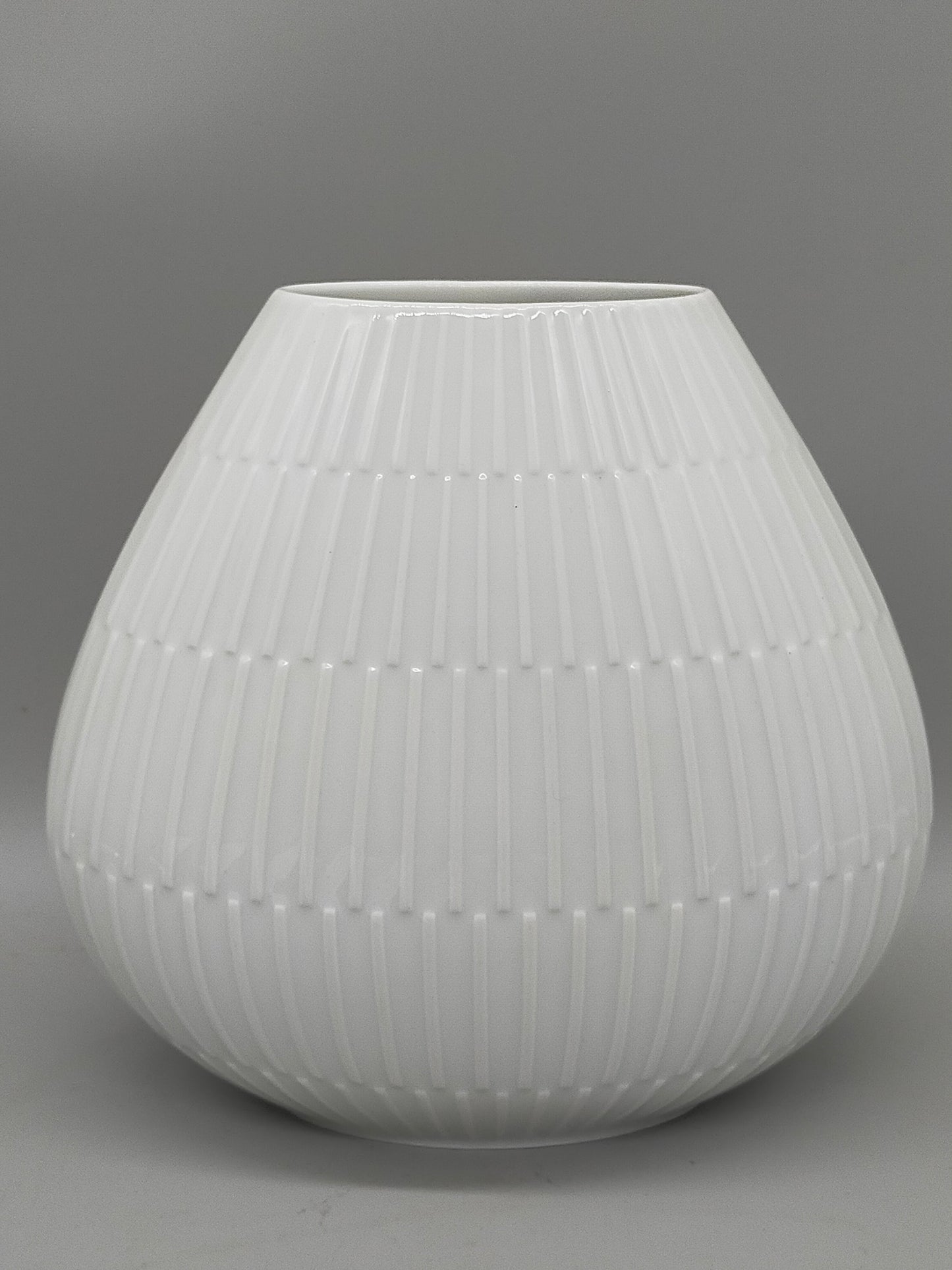 Exklusive H&G  Selb Bavaria Porzellan Vase – Weißes Relief-Design