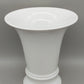 Edle Tettau Atelier Porzellan Vase – Weißes Design in Kelchform