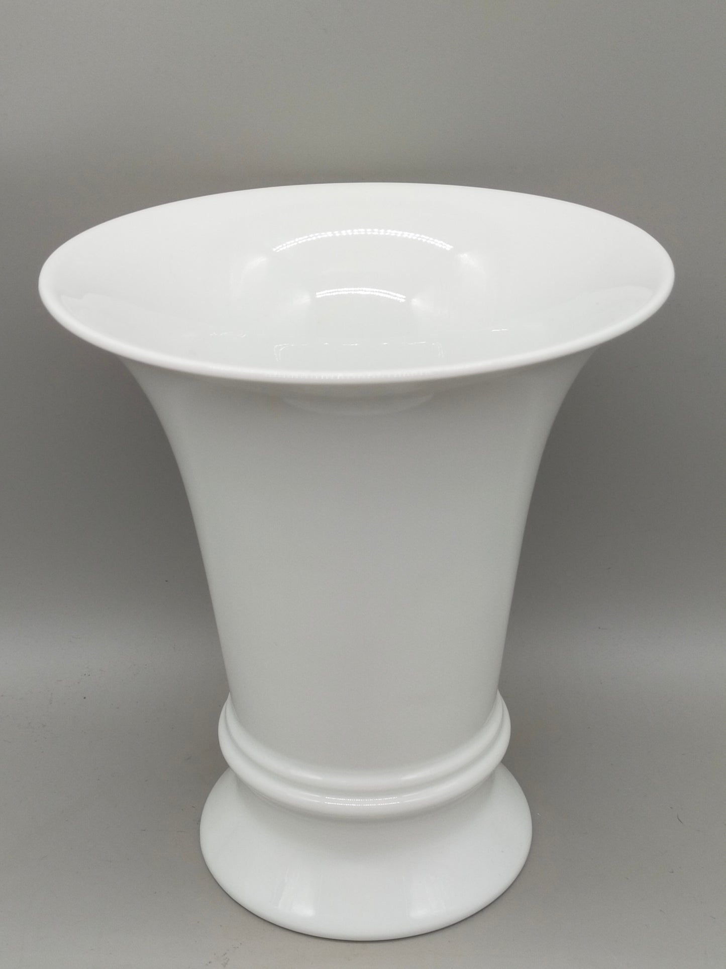 Edle Tettau Atelier Porzellan Vase – Weißes Design in Kelchform