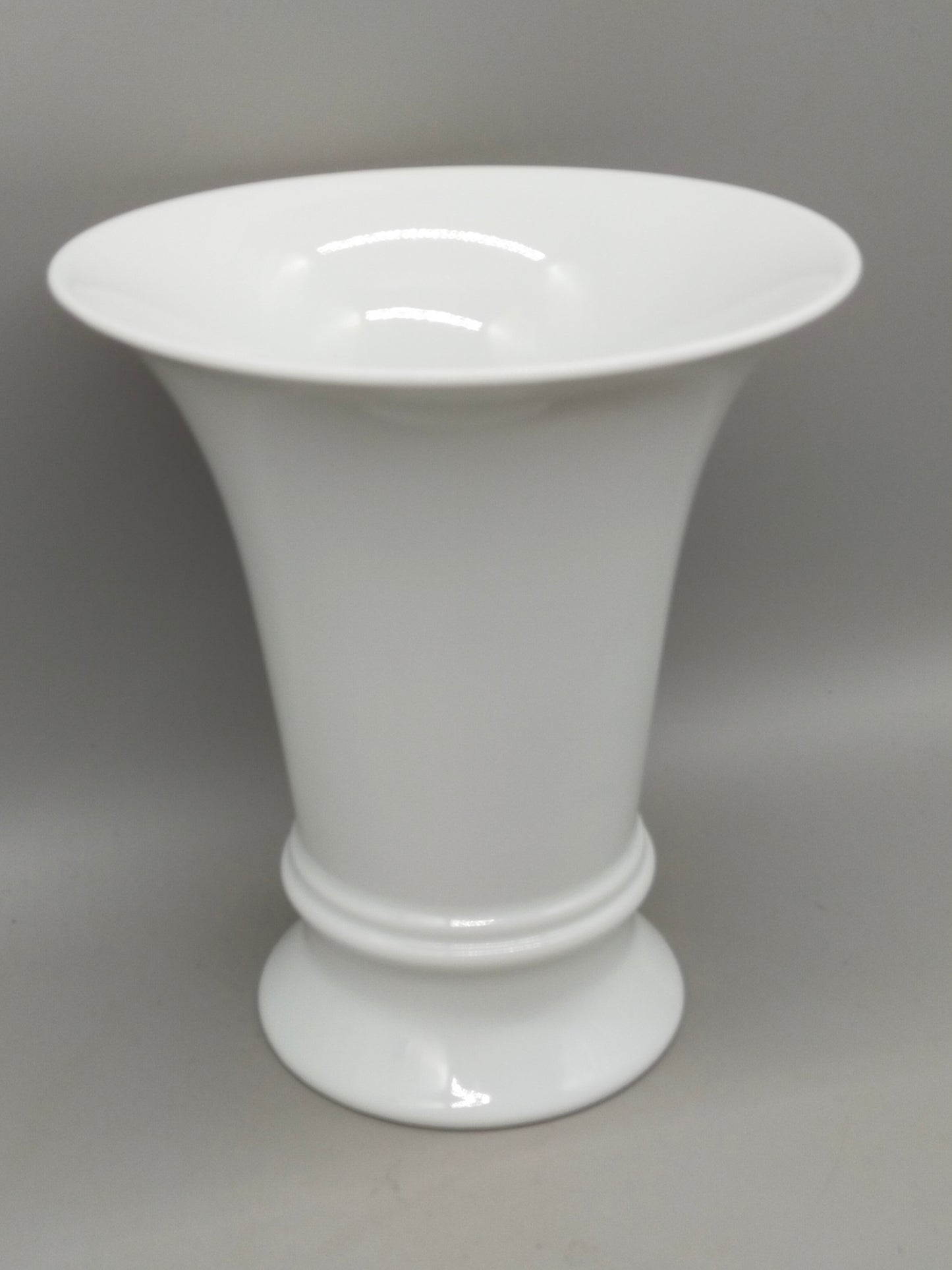 Edle Tettau Atelier Porzellan Vase – Weißes Design in Kelchform