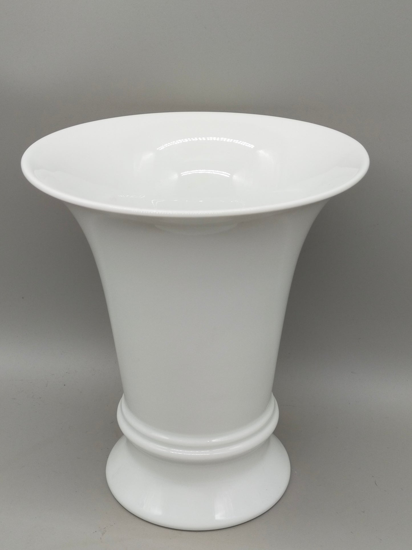 Edle Tettau Atelier Porzellan Vase – Weißes Design in Kelchform