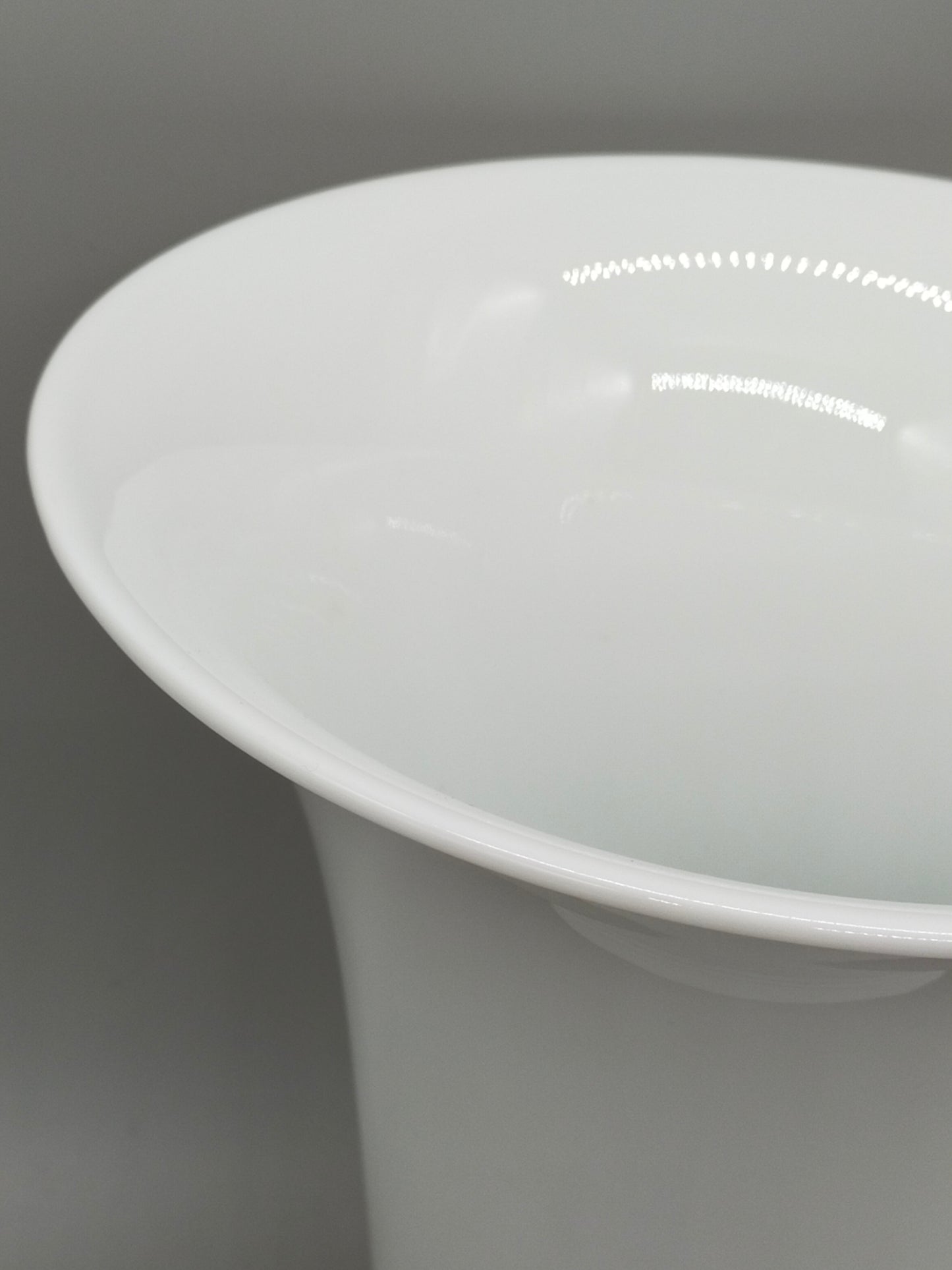 Edle Tettau Atelier Porzellan Vase – Weißes Design in Kelchform