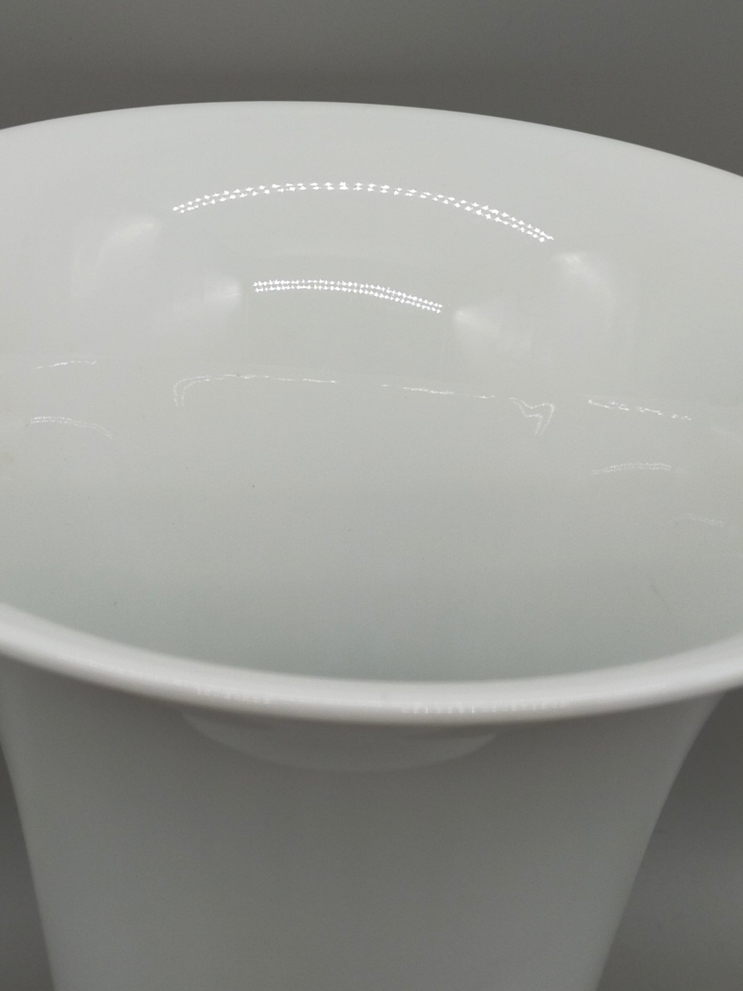 Edle Tettau Atelier Porzellan Vase – Weißes Design in Kelchform