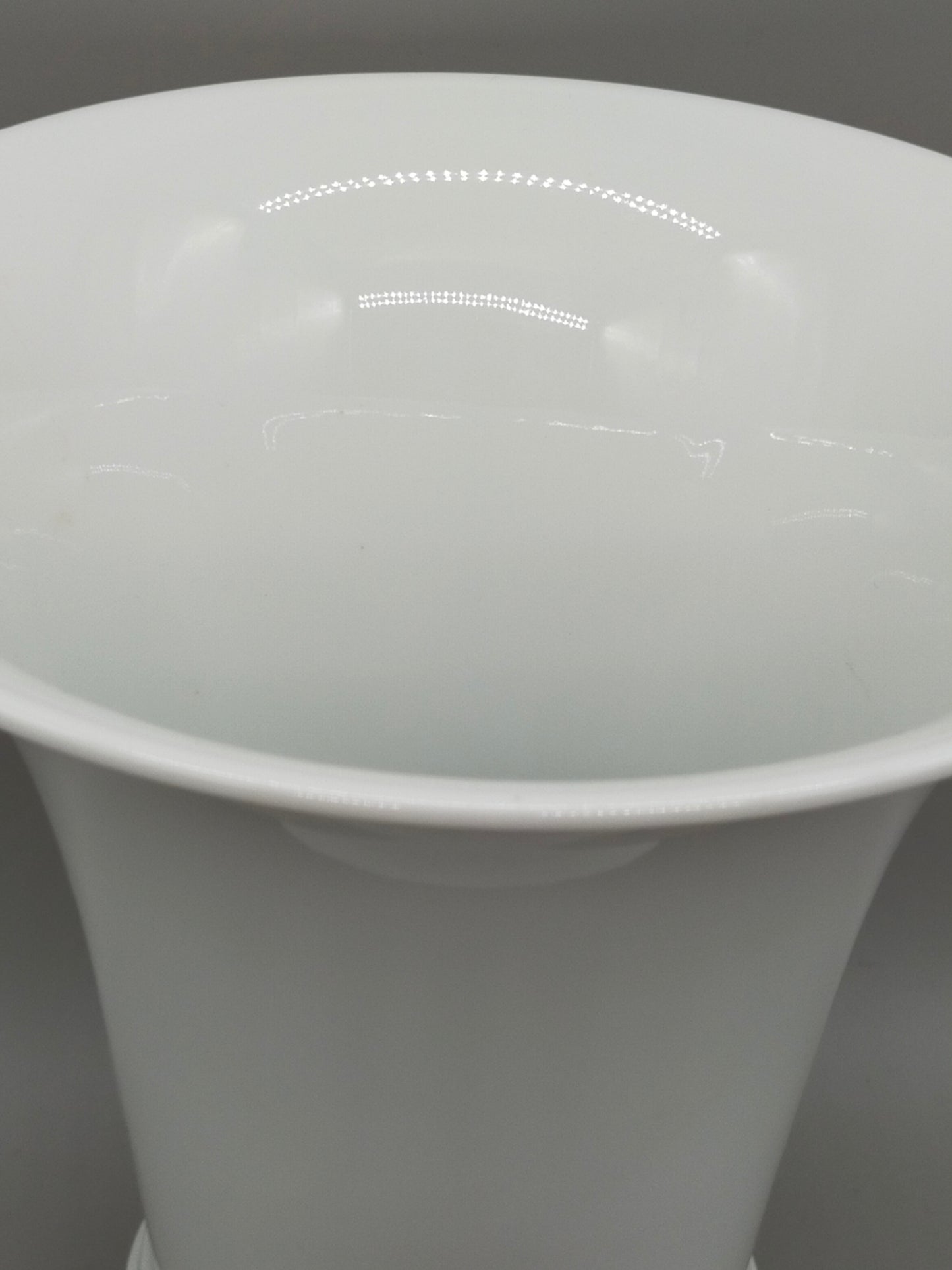 Edle Tettau Atelier Porzellan Vase – Weißes Design in Kelchform