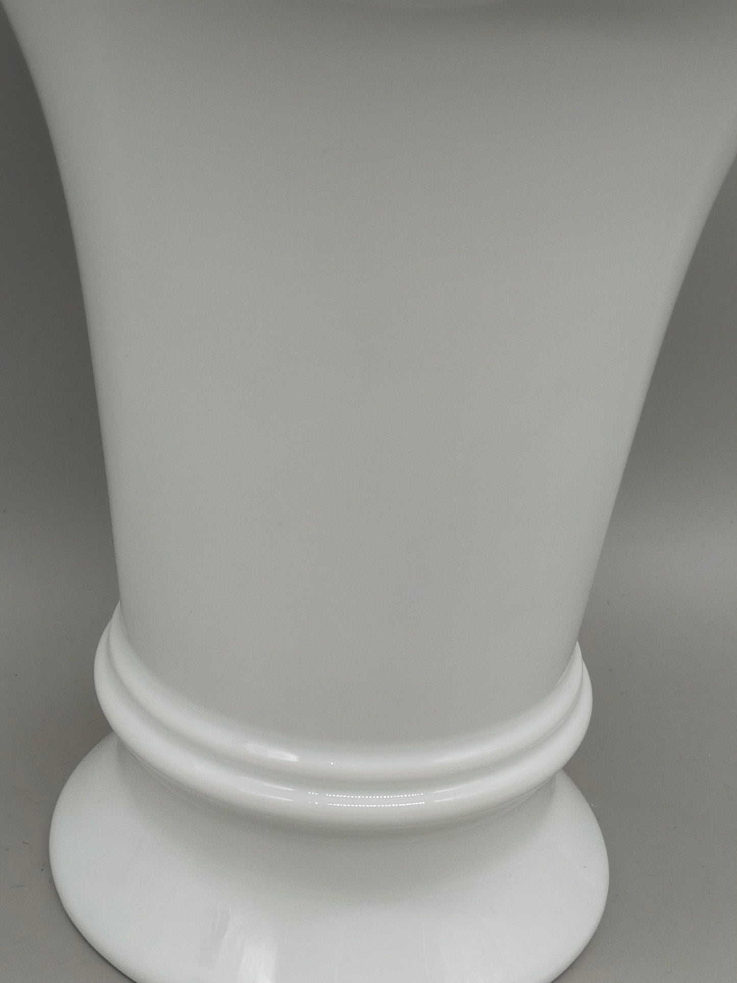 Edle Tettau Atelier Porzellan Vase – Weißes Design in Kelchform