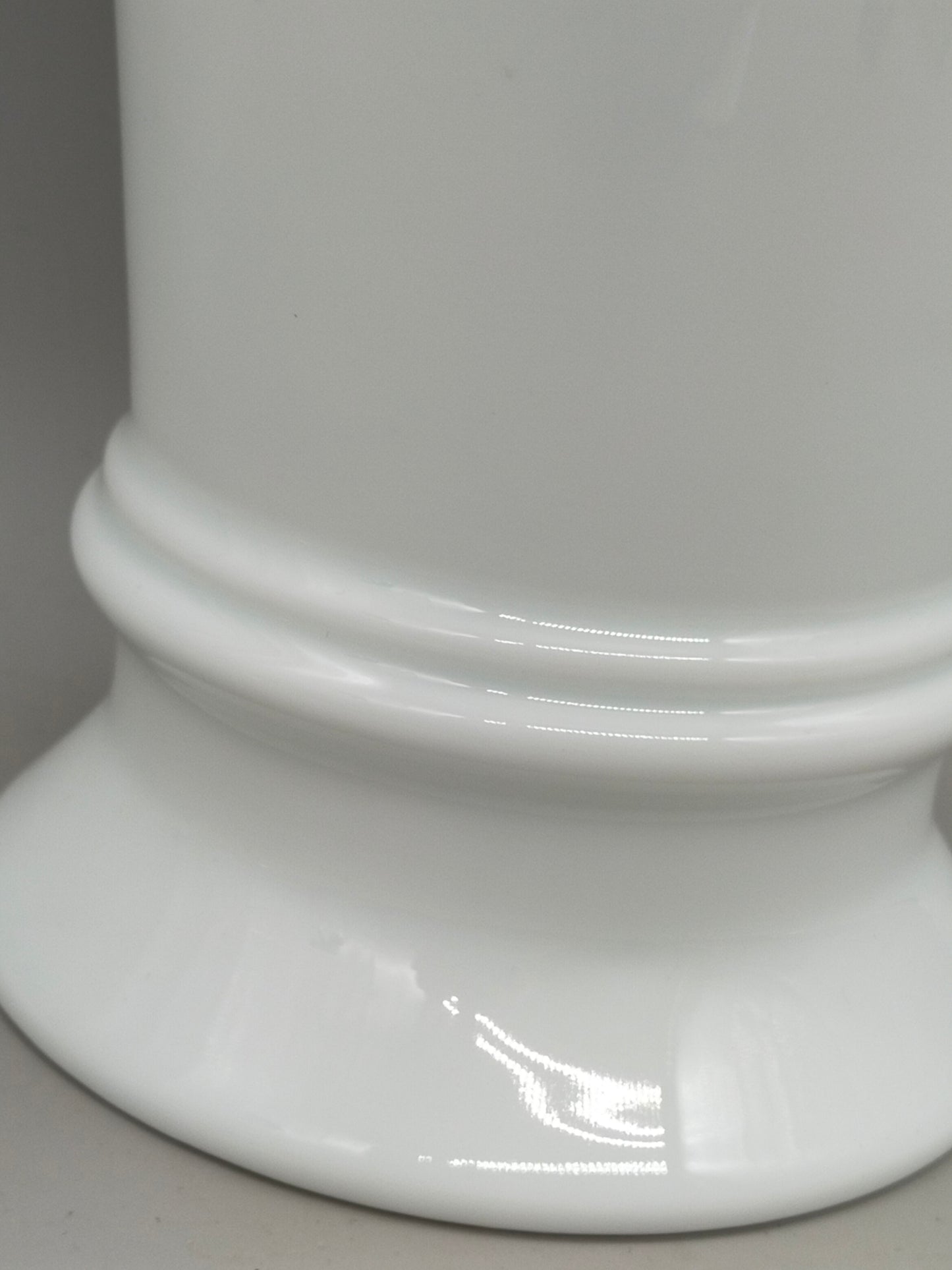 Edle Tettau Atelier Porzellan Vase – Weißes Design in Kelchform