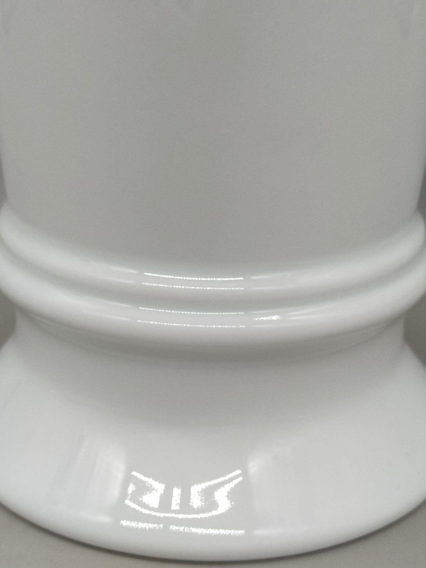 Edle Tettau Atelier Porzellan Vase – Weißes Design in Kelchform