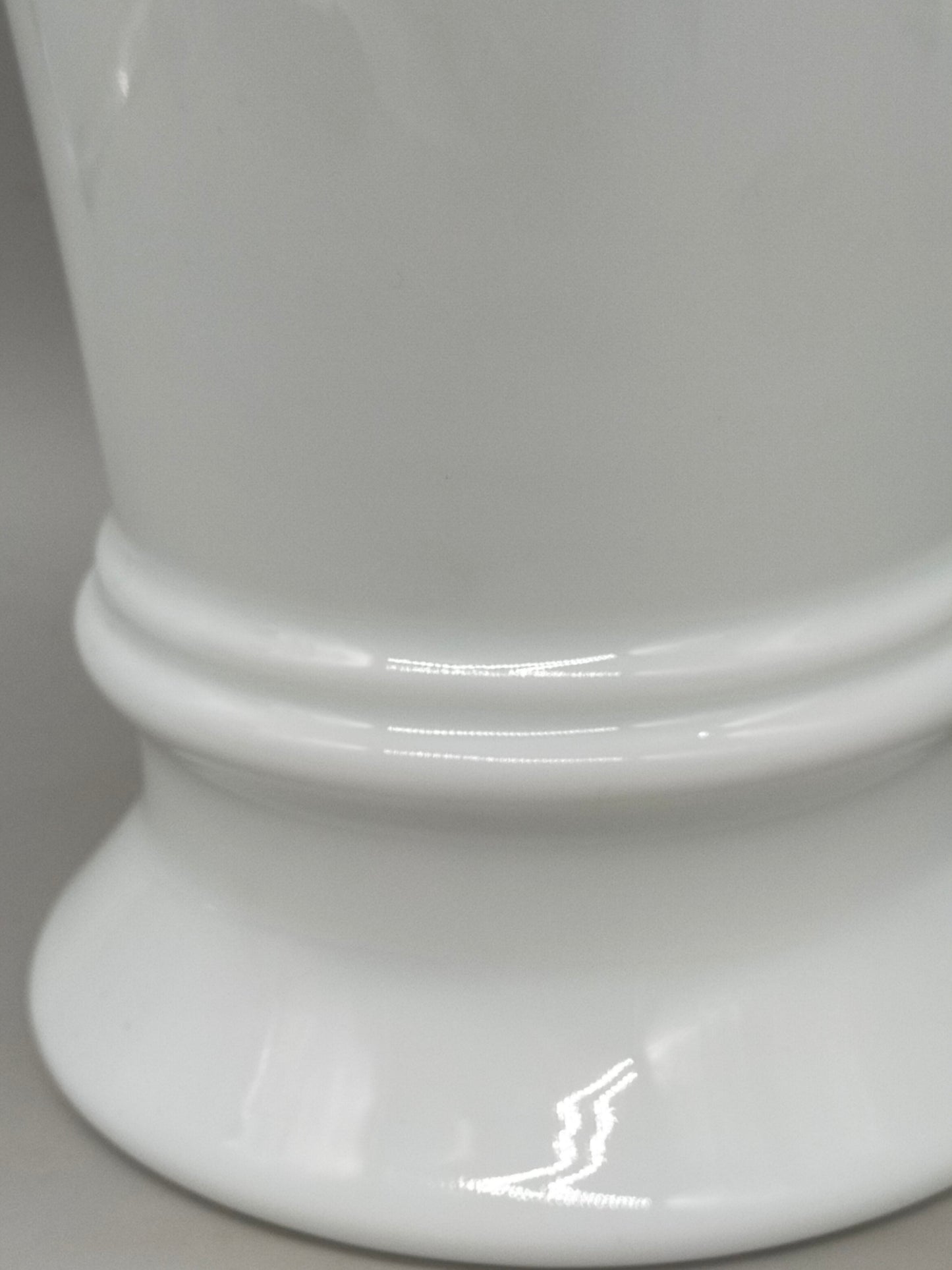 Edle Tettau Atelier Porzellan Vase – Weißes Design in Kelchform