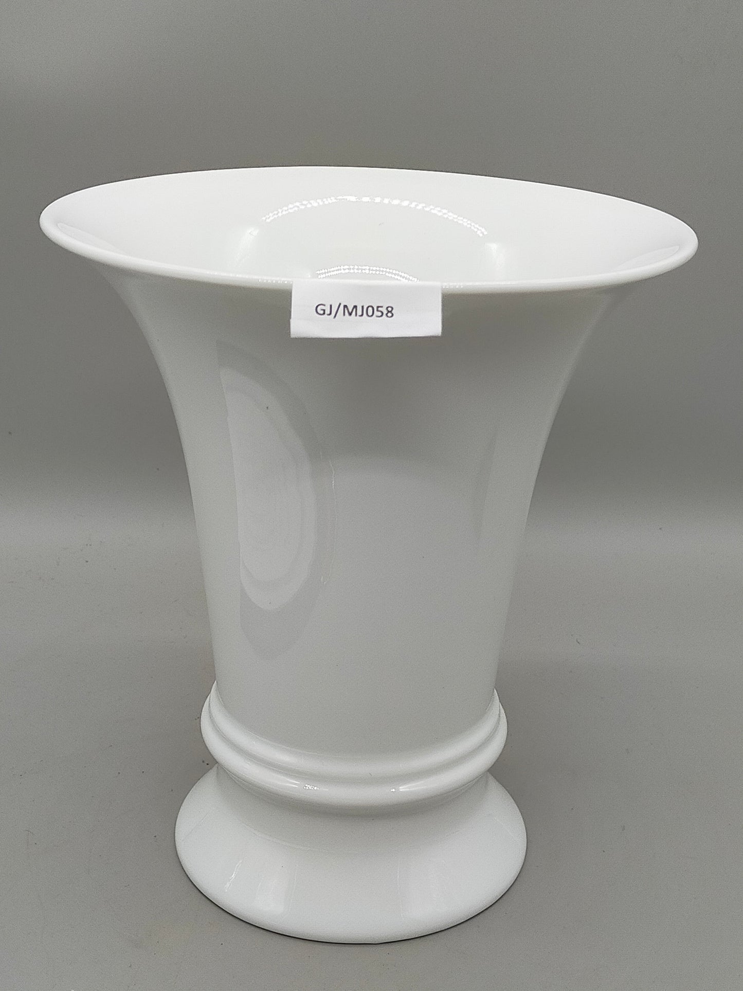 Edle Tettau Atelier Porzellan Vase – Weißes Design in Kelchform