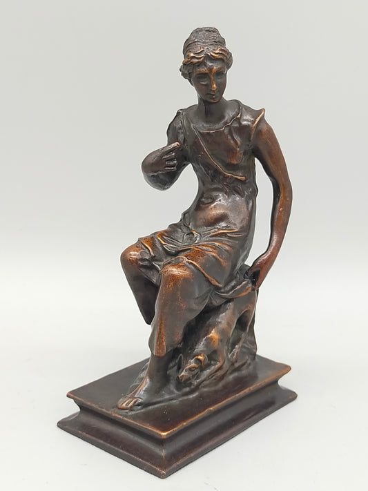 Antike Bronze Skulptur Sitzende Diana – Klassisches Design