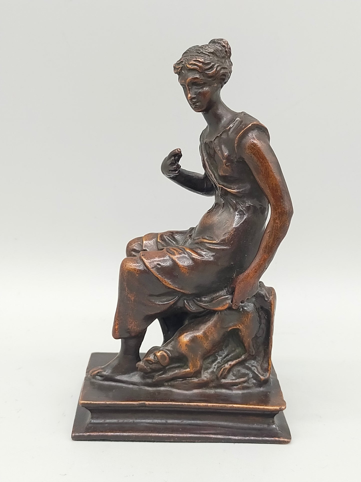 Antike Bronze Skulptur Sitzende Diana – Klassisches Design