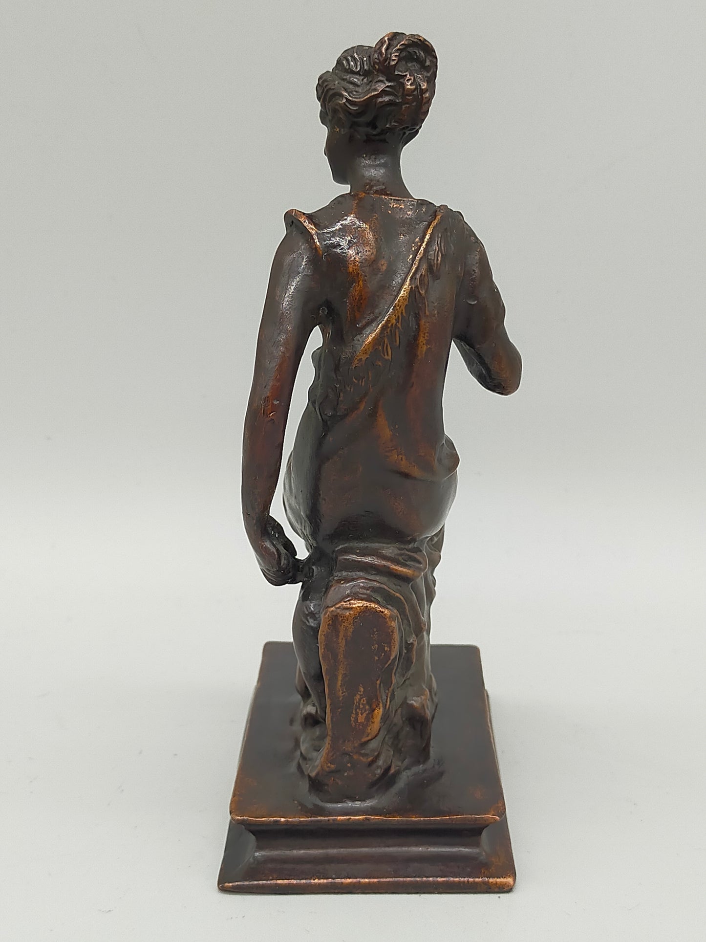 Antike Bronze Skulptur Sitzende Diana – Klassisches Design