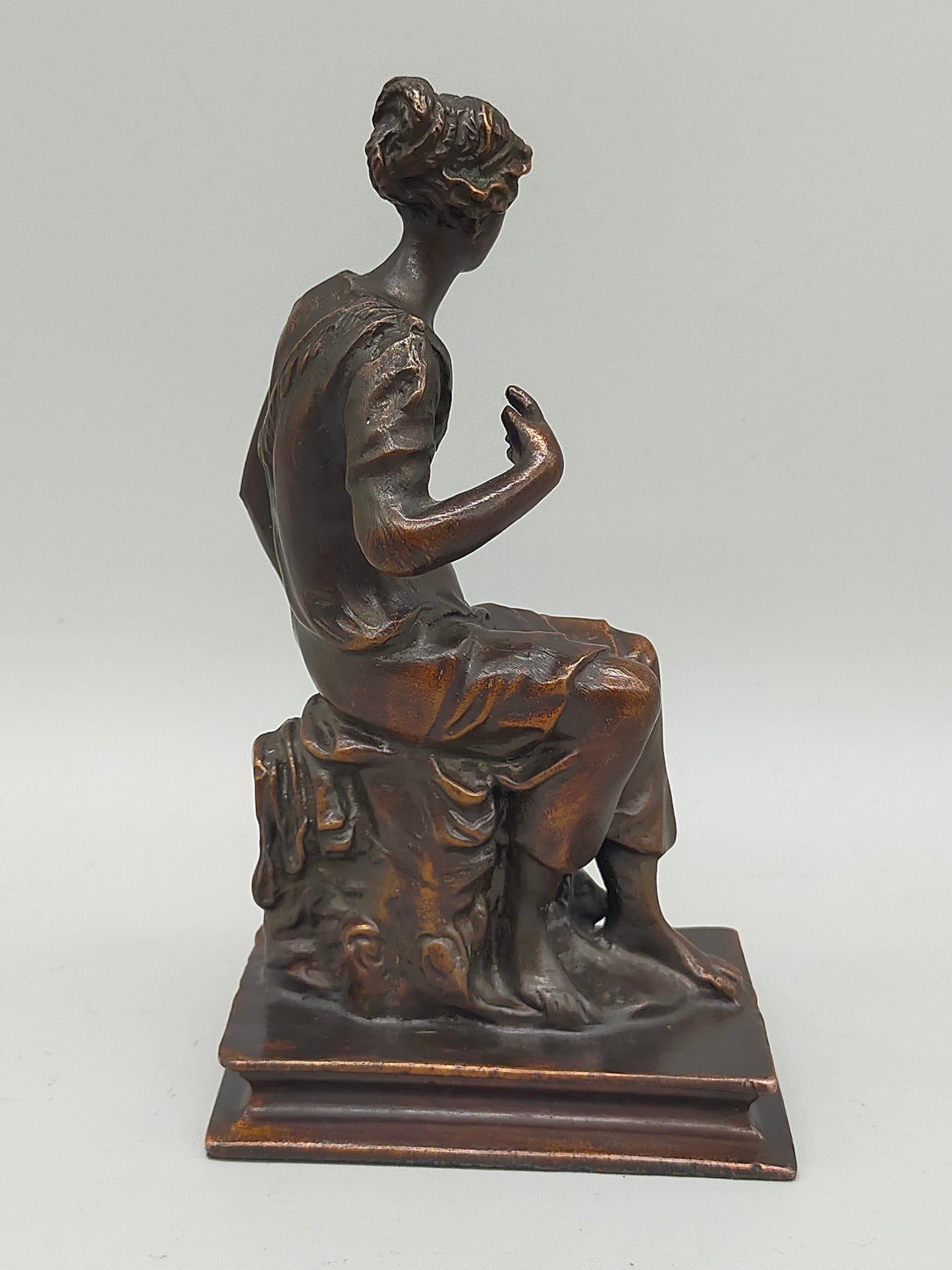 Antike Bronze Skulptur Sitzende Diana – Klassisches Design