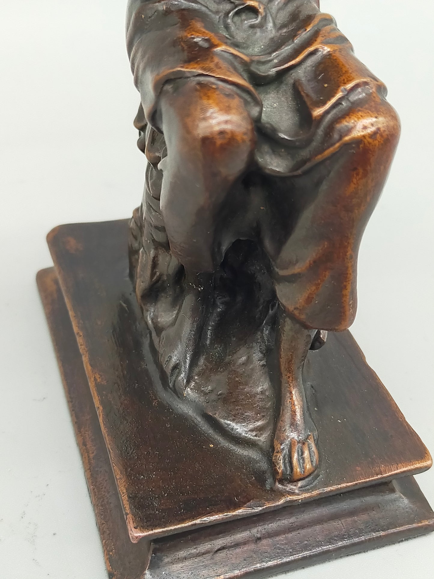 Antike Bronze Skulptur Sitzende Diana – Klassisches Design