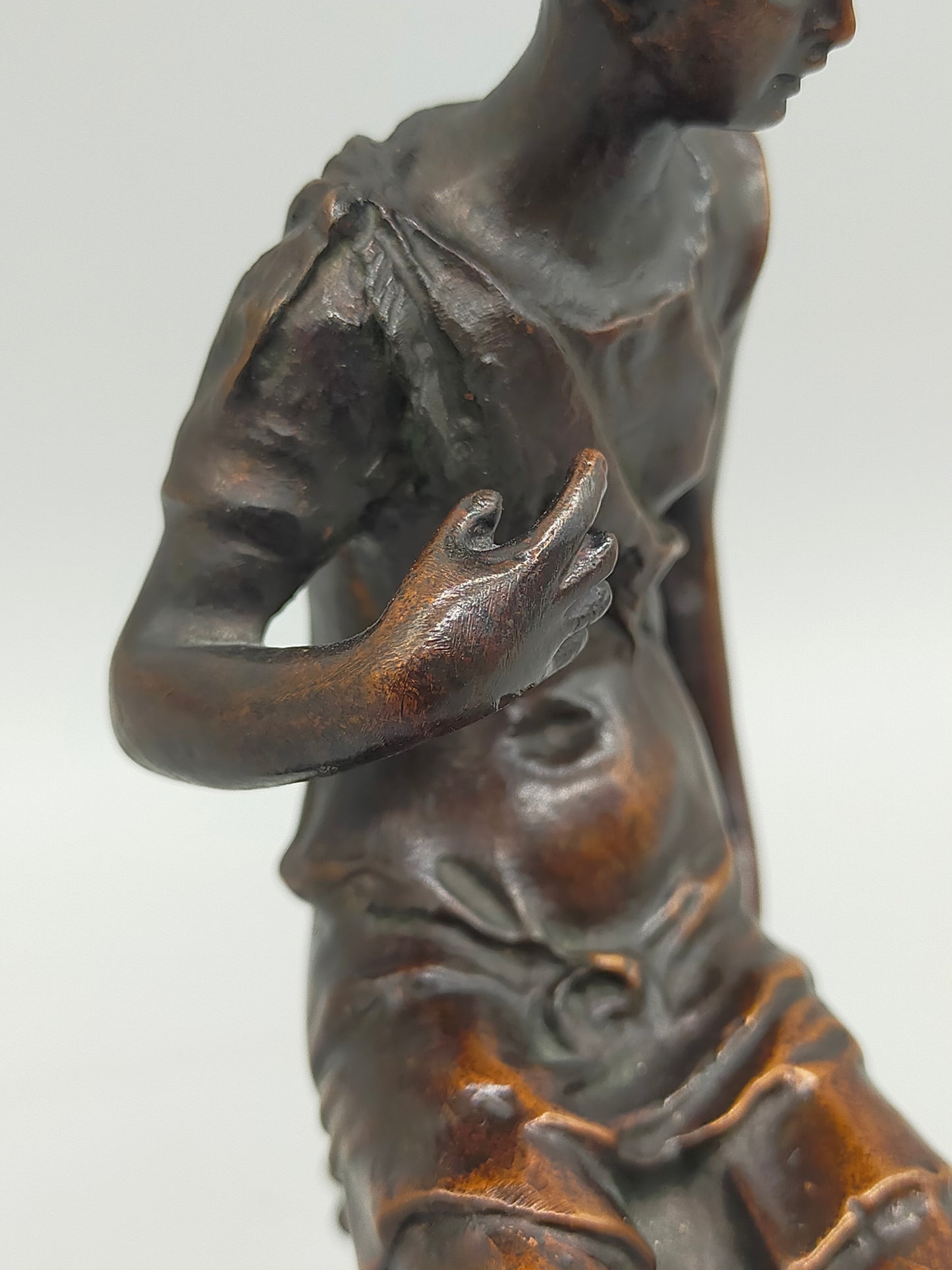 Antike Bronze Skulptur Sitzende Diana – Klassisches Design