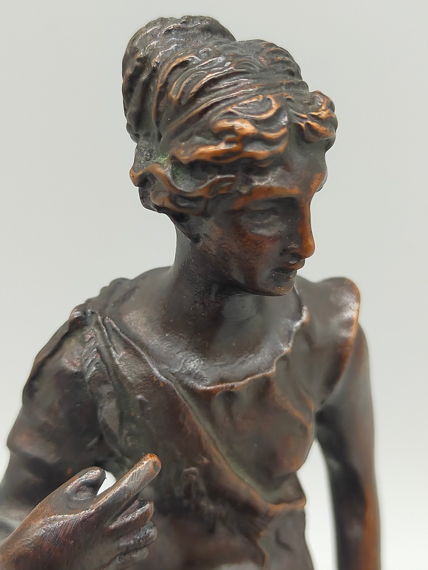 Antike Bronze Skulptur Sitzende Diana – Klassisches Design