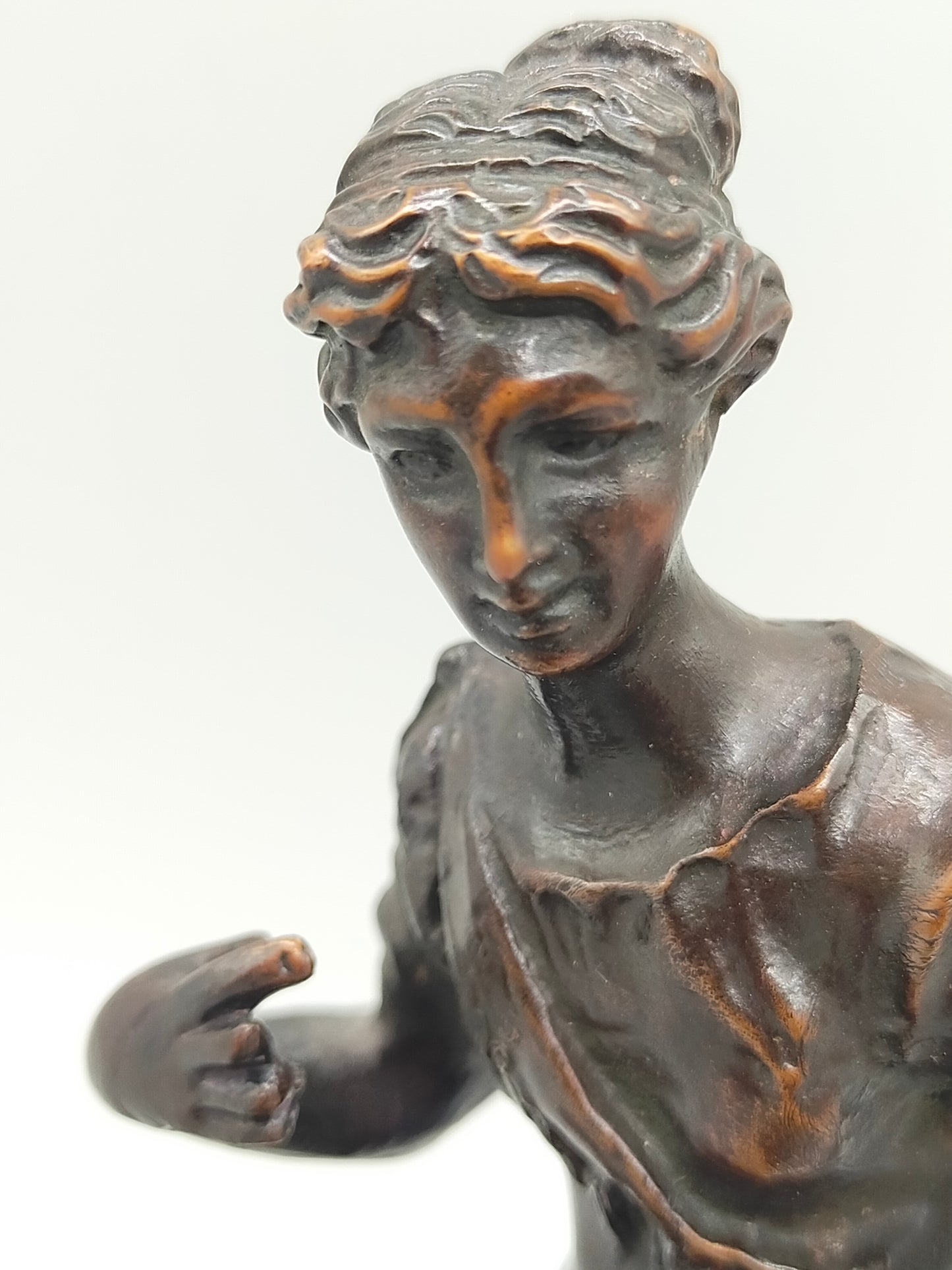 Antike Bronze Skulptur Sitzende Diana – Klassisches Design