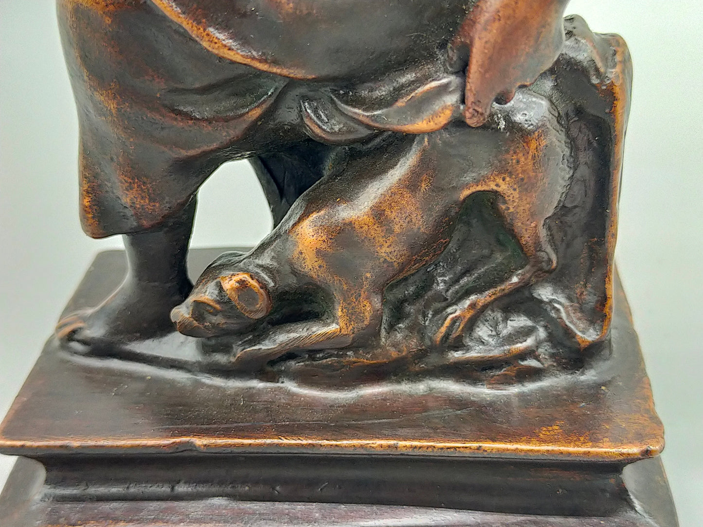 Antike Bronze Skulptur Sitzende Diana – Klassisches Design