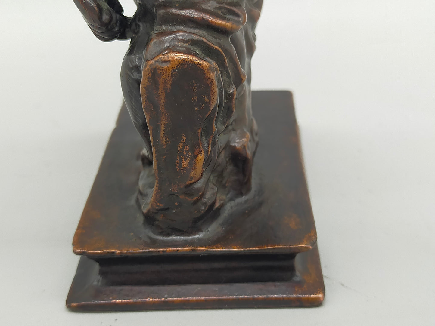 Antike Bronze Skulptur Sitzende Diana – Klassisches Design
